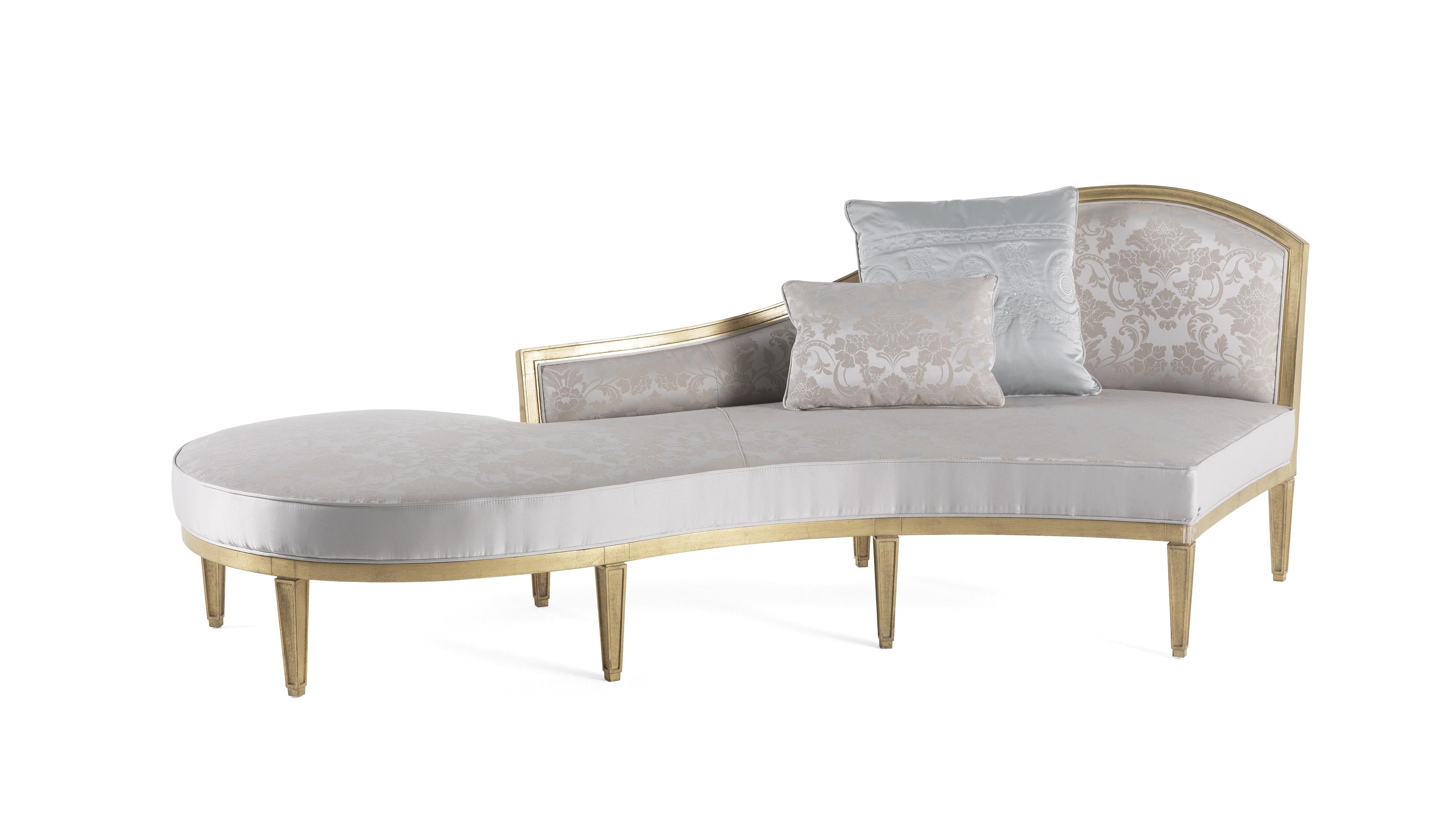 The elegance of a light and refined classic style for a welcoming and inviting chaise longue, Madine, which invites you to relax with its soft and sinuous shapes. The structure and feet with an antiqued gold leaf finish make Madine a luxurious and