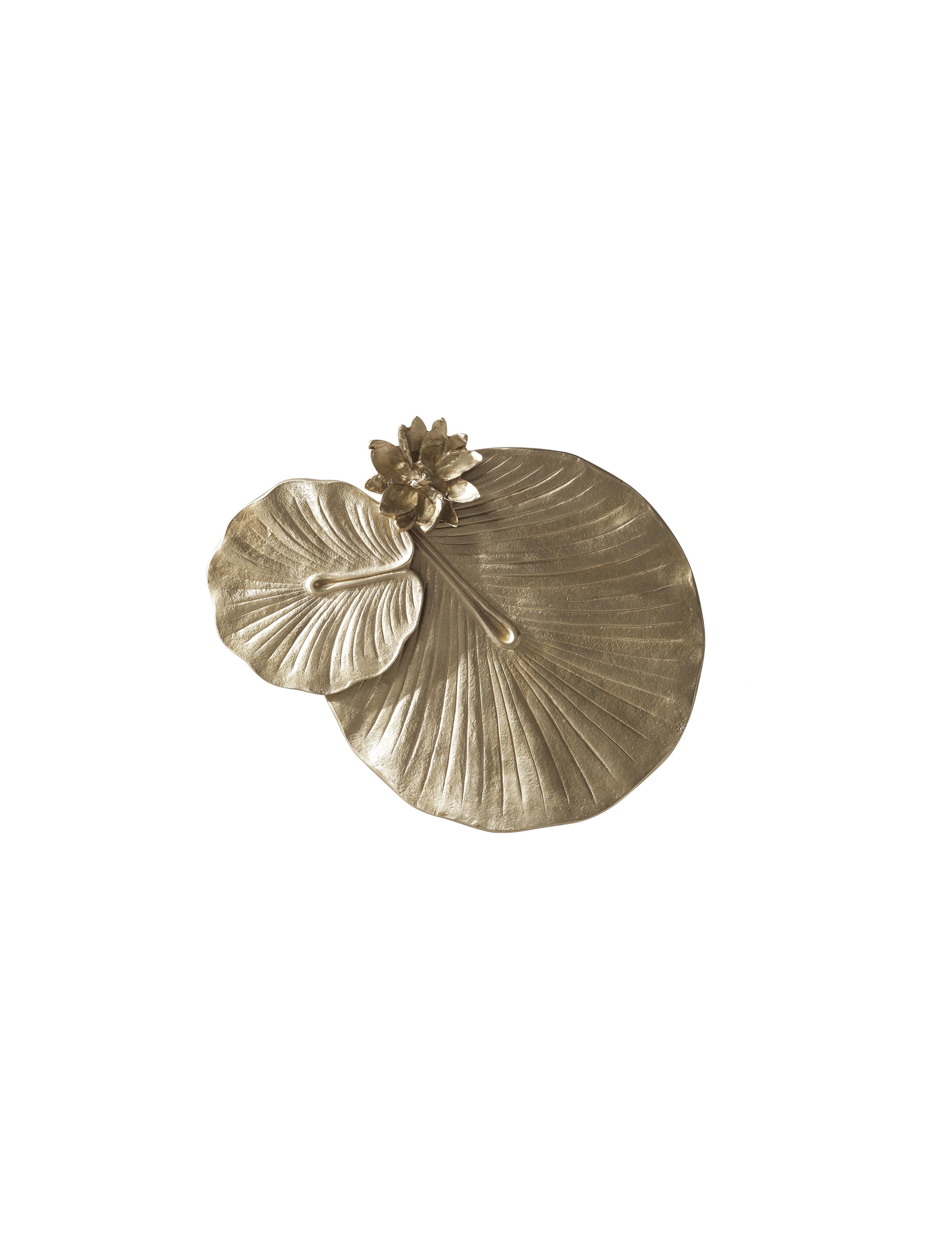 The beauty of nature is transformed into a sophisticated decorative element in Monet table: a scenographic piece of furniture where the lotus leaf motif in hand-chiseled brass casting is the element of wonder, a connection with one of the most