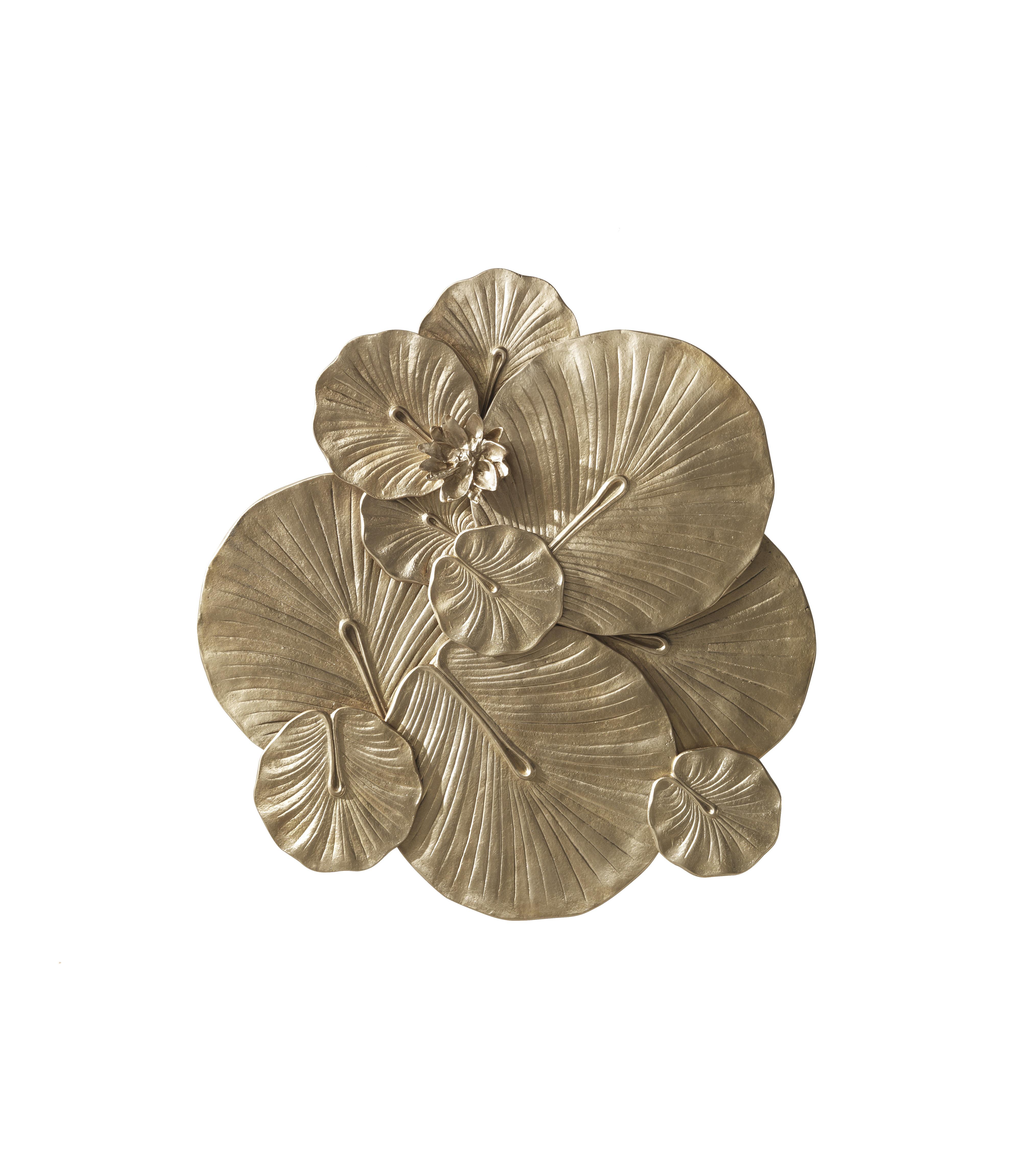 The beauty of nature is transformed into a sophisticated decorative element in Monet table: a scenographic piece of furniture where the lotus leaf motif in hand-chiseled brass casting is the element of wonder, a connection with one of the most