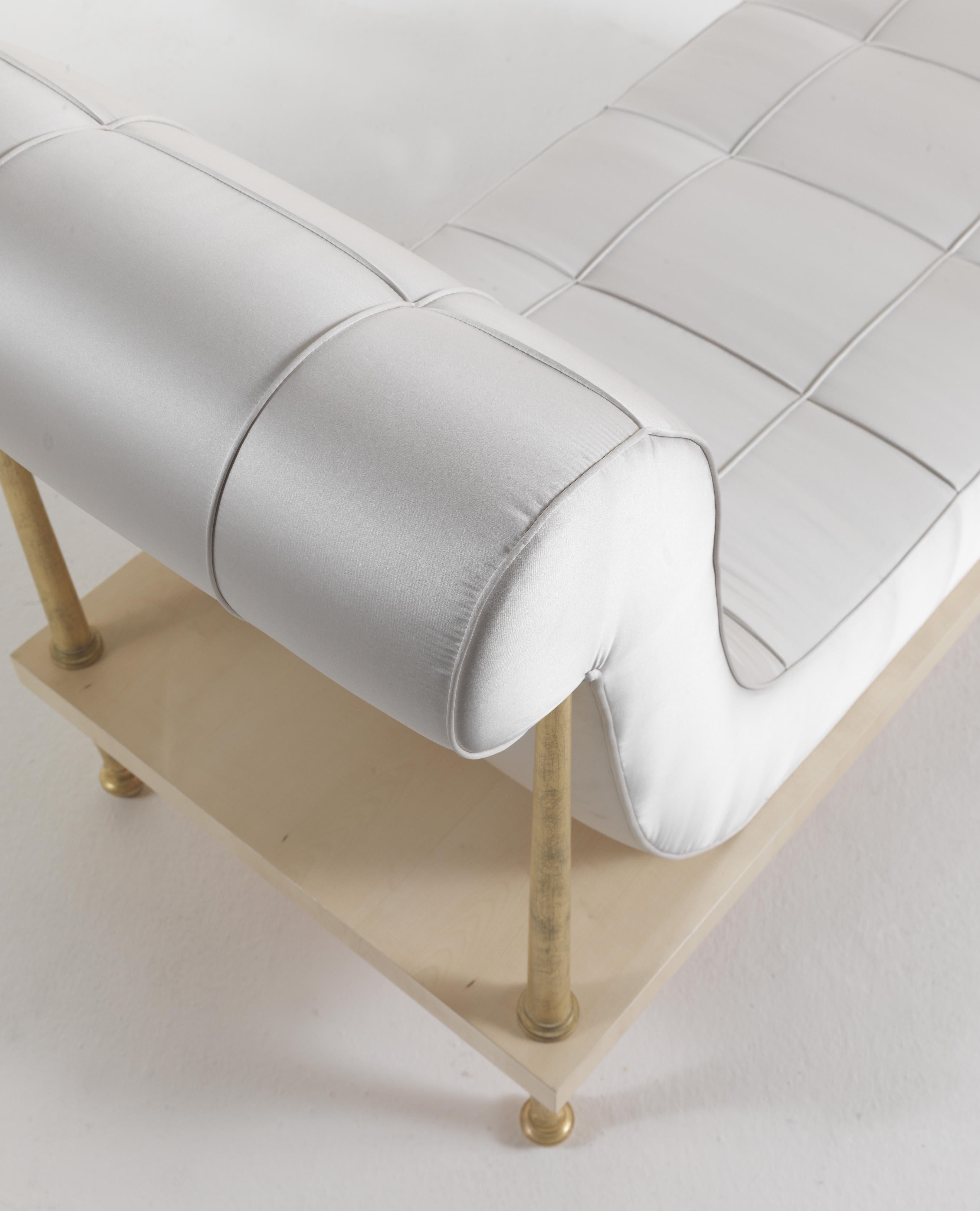 Tissu Chaise longue Orphée du 21e siècle en bois et tissu en vente