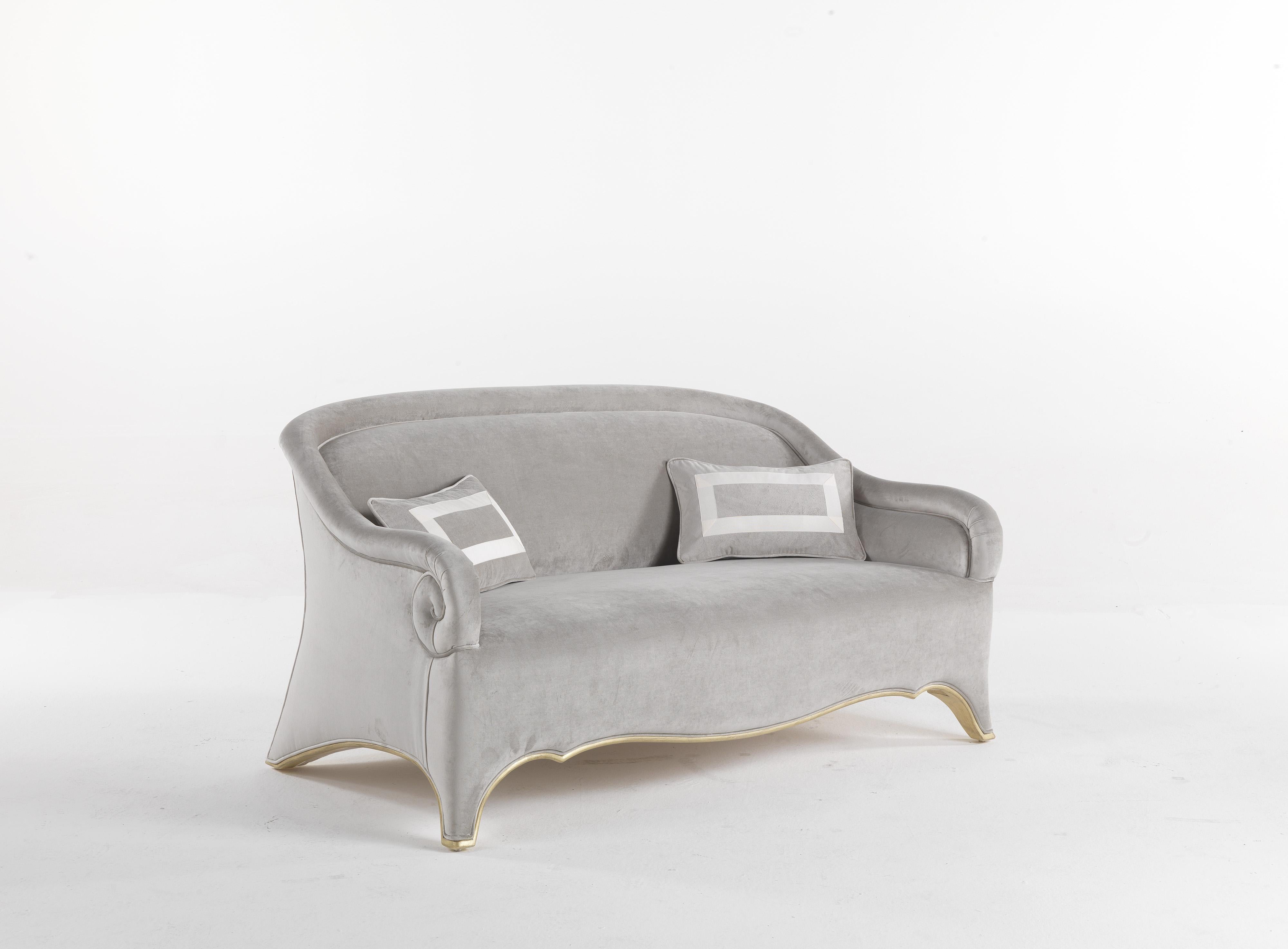 Weiche Linien und zeitloses Design für das Sofa Pegaso. Die geschwungene Form garantiert ein Maximum an Komfort, und die Polsterung aus weichem Stoff bietet ein sinnliches Vergnügen bei der Berührung. Luxus in seiner schönsten Form. 
Pegaso