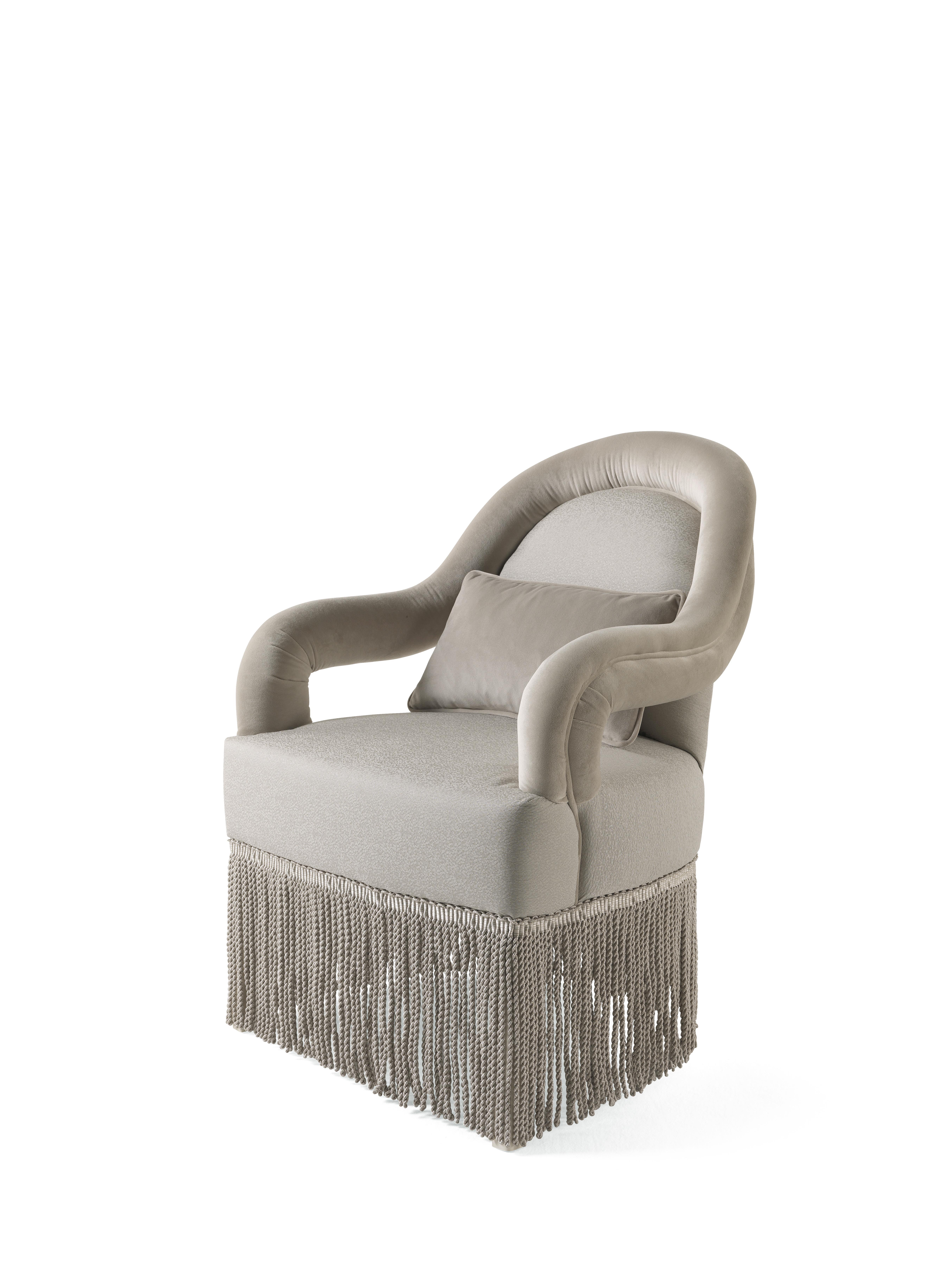 Soft lines and timeless design for the Pegaso line. The seats are characterized by a lateral opening which gives the furniture a special lightness. The fringes add a decorative note that enhances the sophisticated atmosphere that is typical of Jumbo
