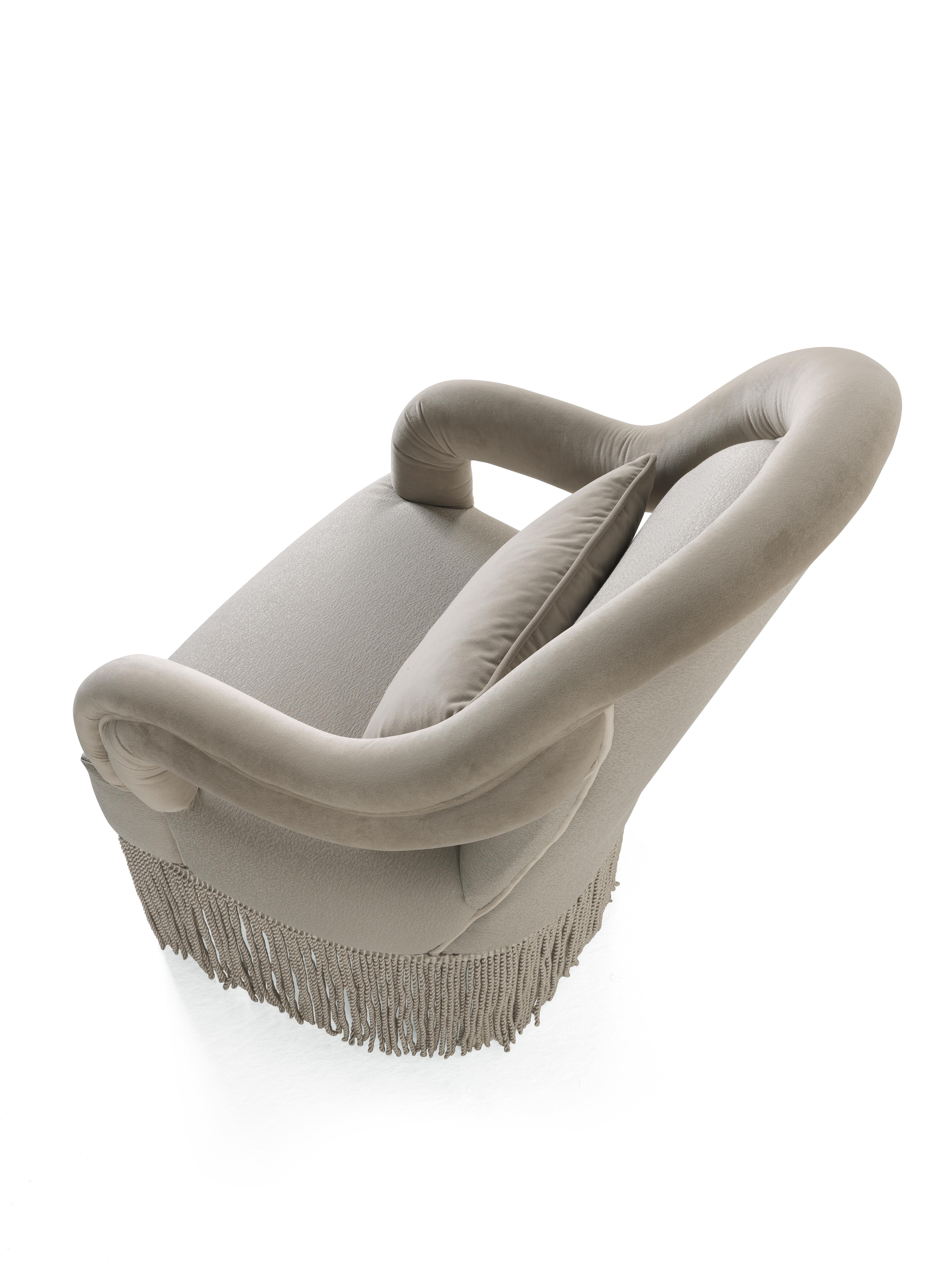Pegaso-Sessel des 21. Jahrhunderts aus Stoff mit dekorativen Fransen (Italienisch) im Angebot