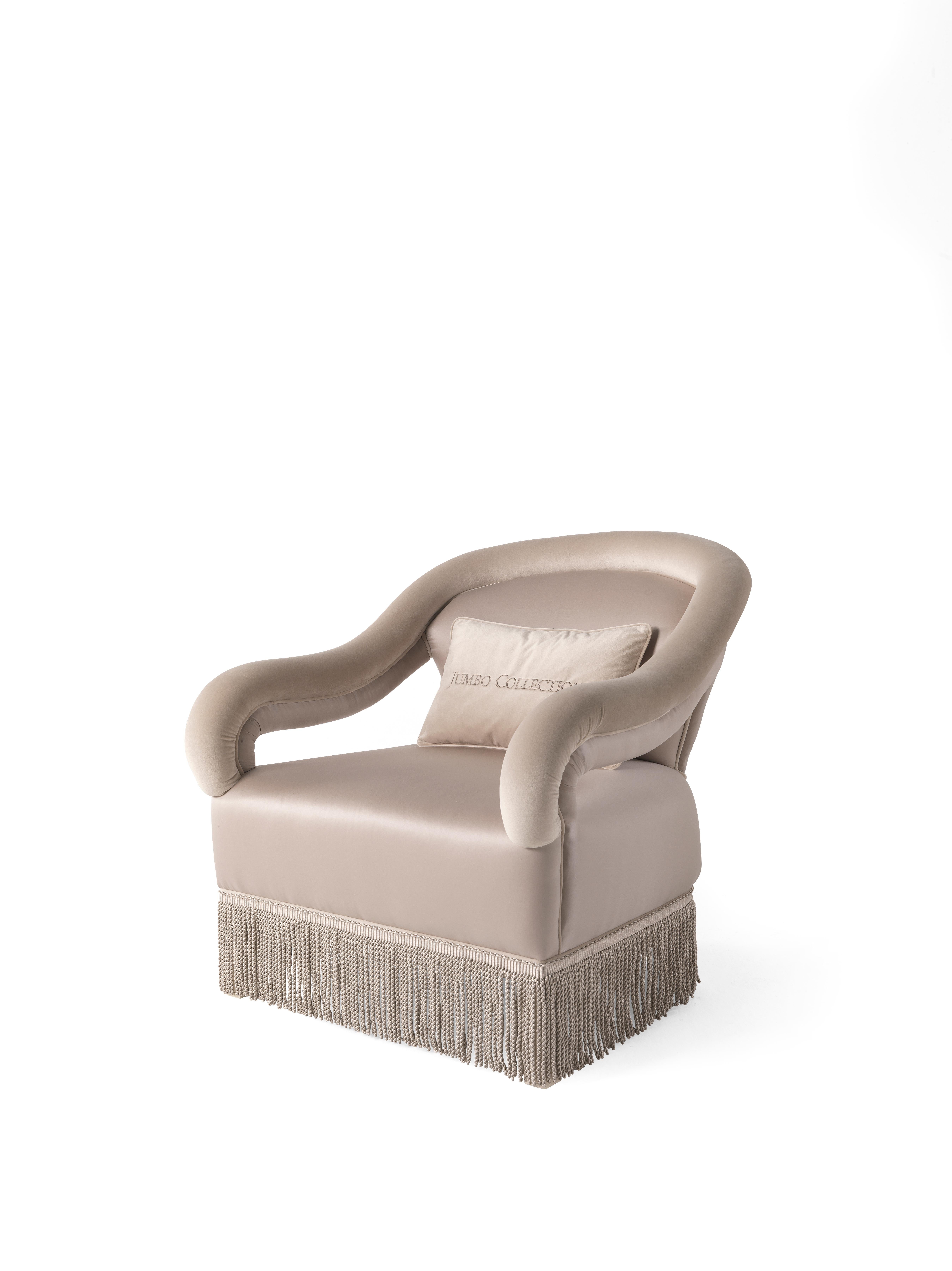 Soft lines and timeless design for the Pegaso line. The seats are characterized by a lateral opening which gives the furniture a special lightness. The fringes add a decorative note that enhances the sophisticated atmosphere that is typical of Jumbo