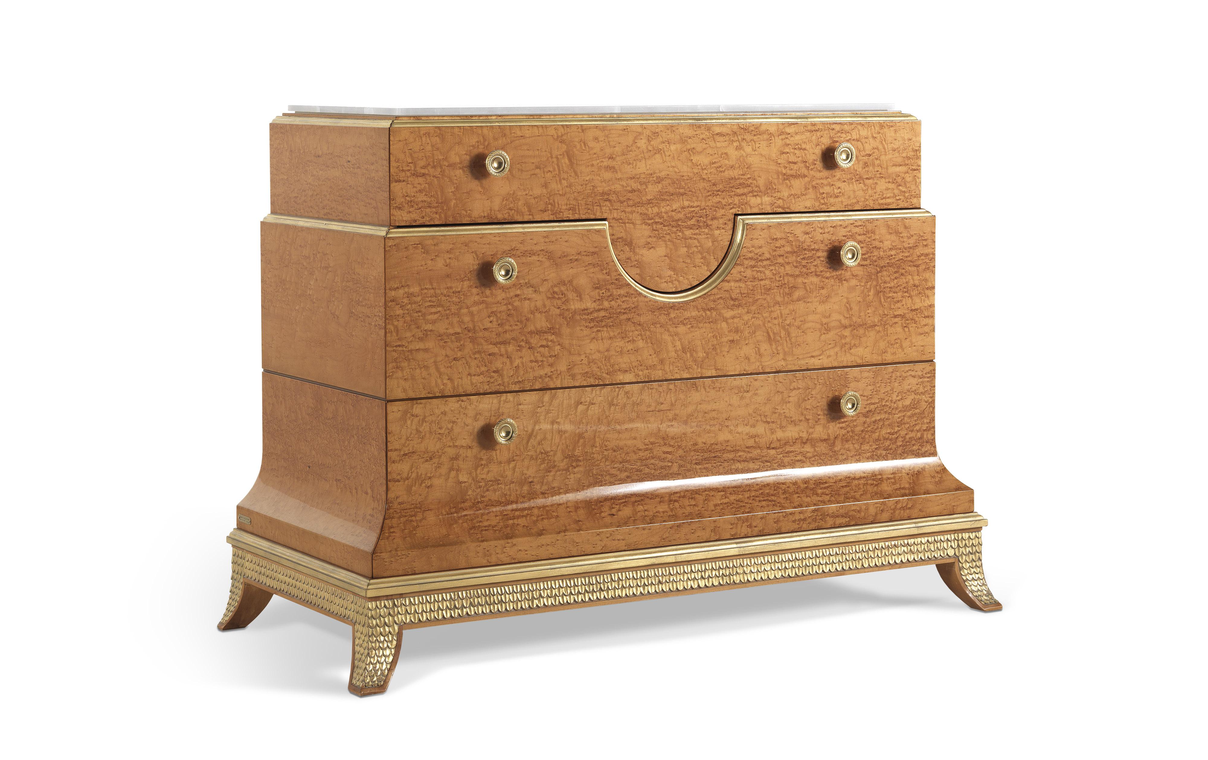 Pleasure is a line of furnishings with linear and essential shapes, characterized by an elegant and refined charm. The chest of drawers of the collection, in deco style, features a structure in maple with glossy finishing, details with antique gold