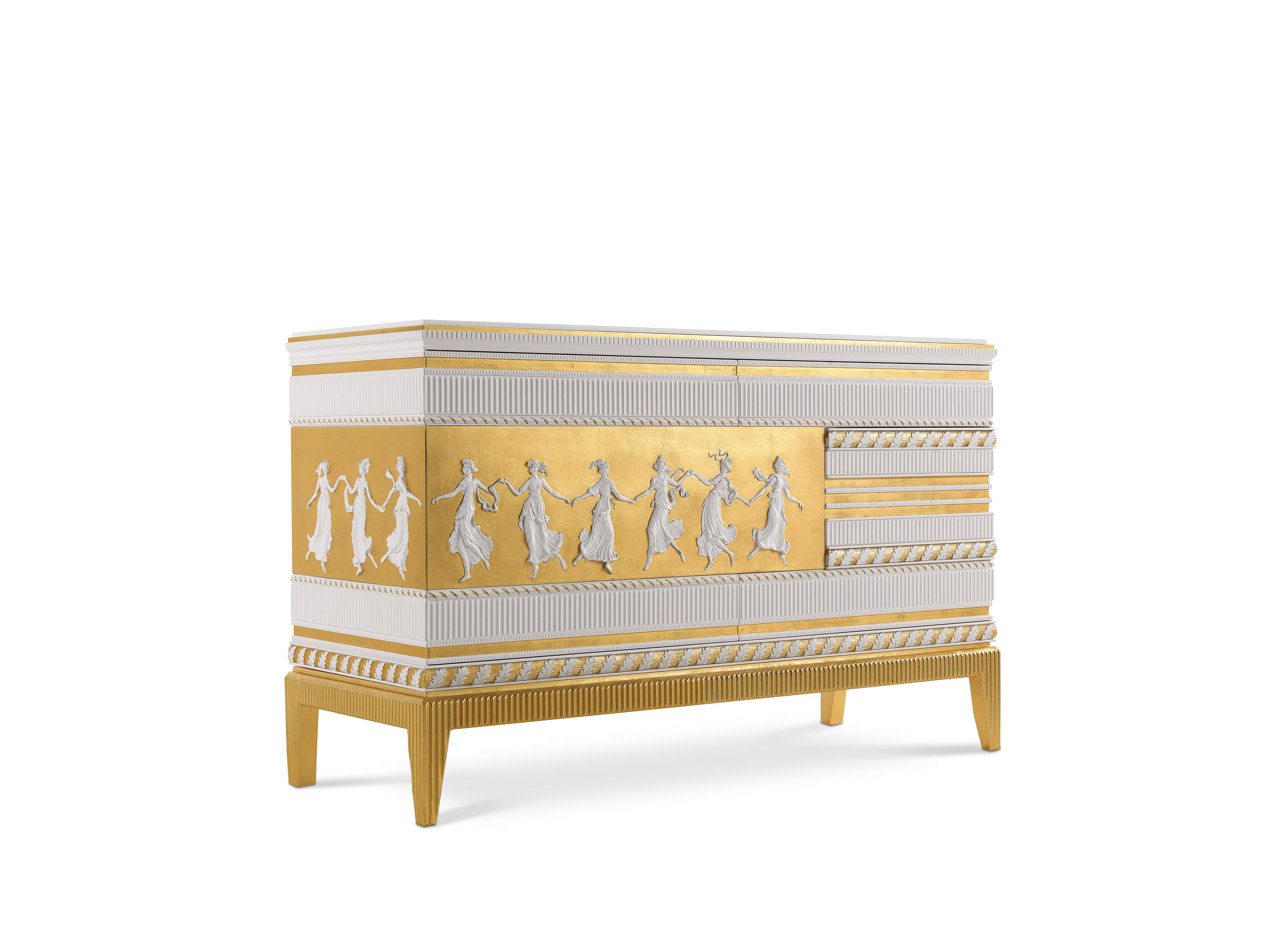 Portland is a delicate and refined line of furnishings, characterized by decorations that recall the world of Wedgwood ceramics. The ornaments with a classic charm are further enhanced by the lacquer finish with a biscuit porcelain effect which