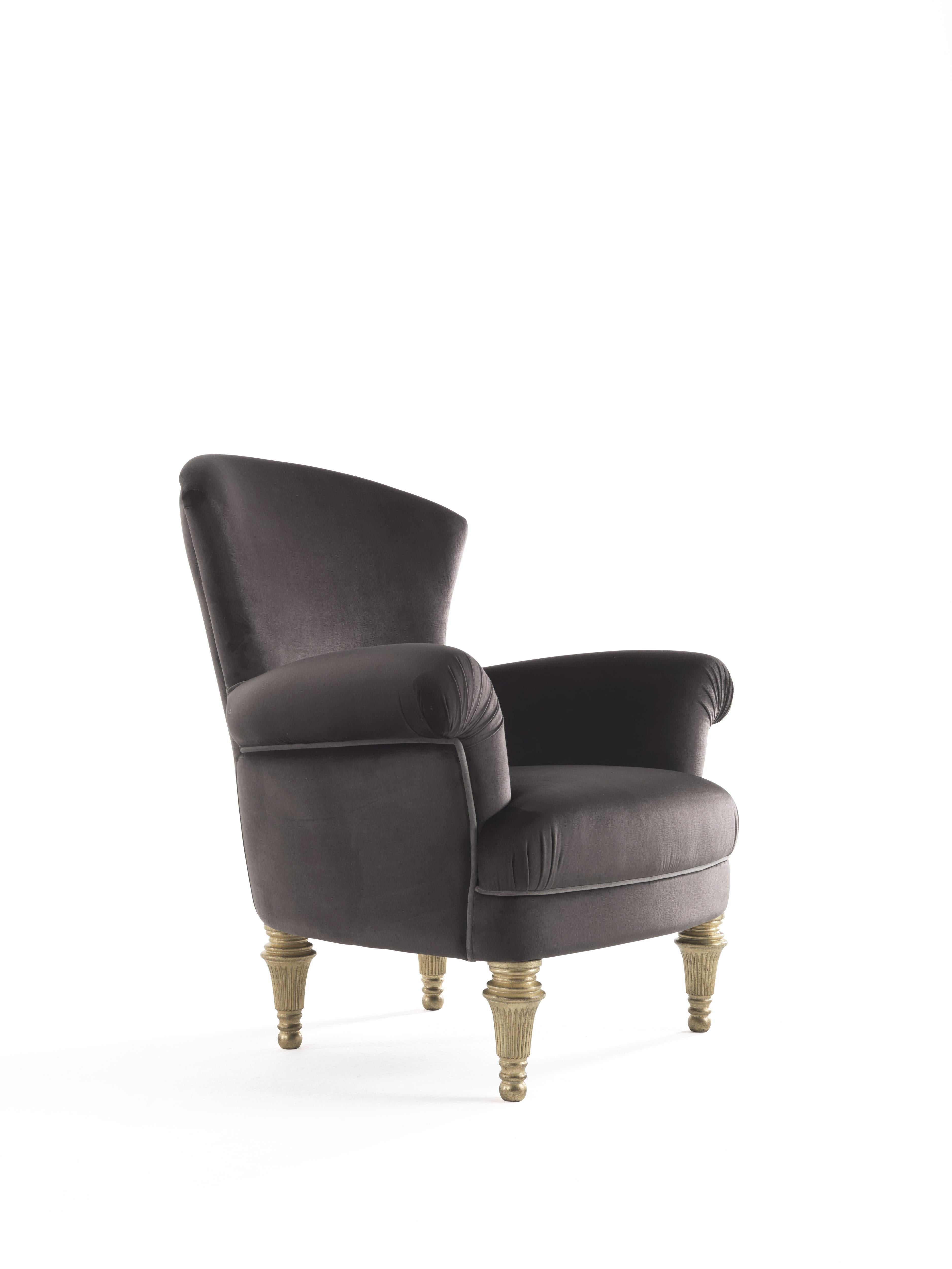 In the Rivoli collection, the sumptuous velvet upholstery and the gold leaf finish legs help to create a luminous and refined piece of furnishing that perfectly expresses the concept of 