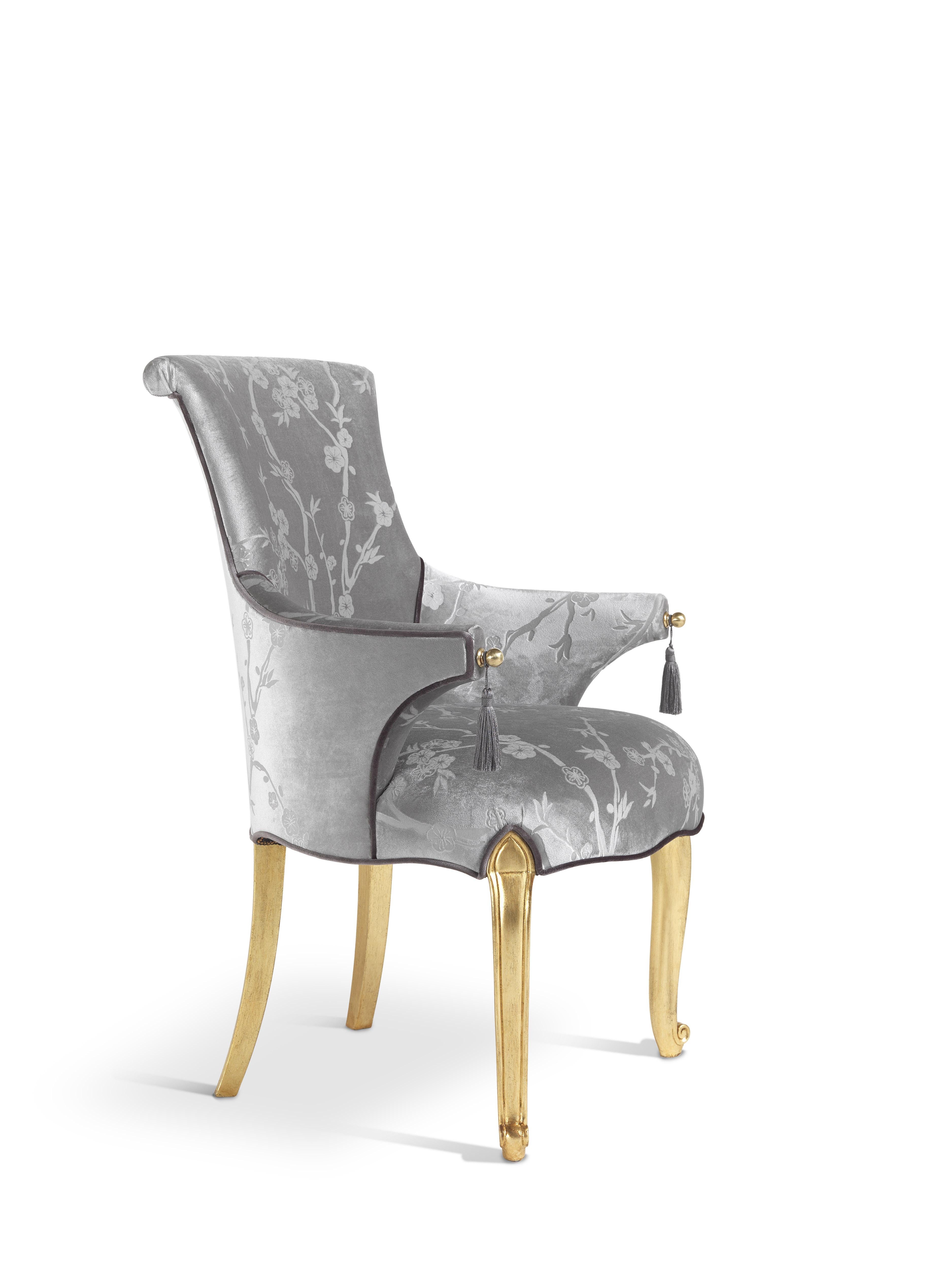 In the Rivoli chair, the velvet embossed with peach flowers recalls the natural inspiration of traditional Chinese and Japanese paintings. The enveloping shape and the gold leaf finish legs help to create a luminous and refined piece of furnishing