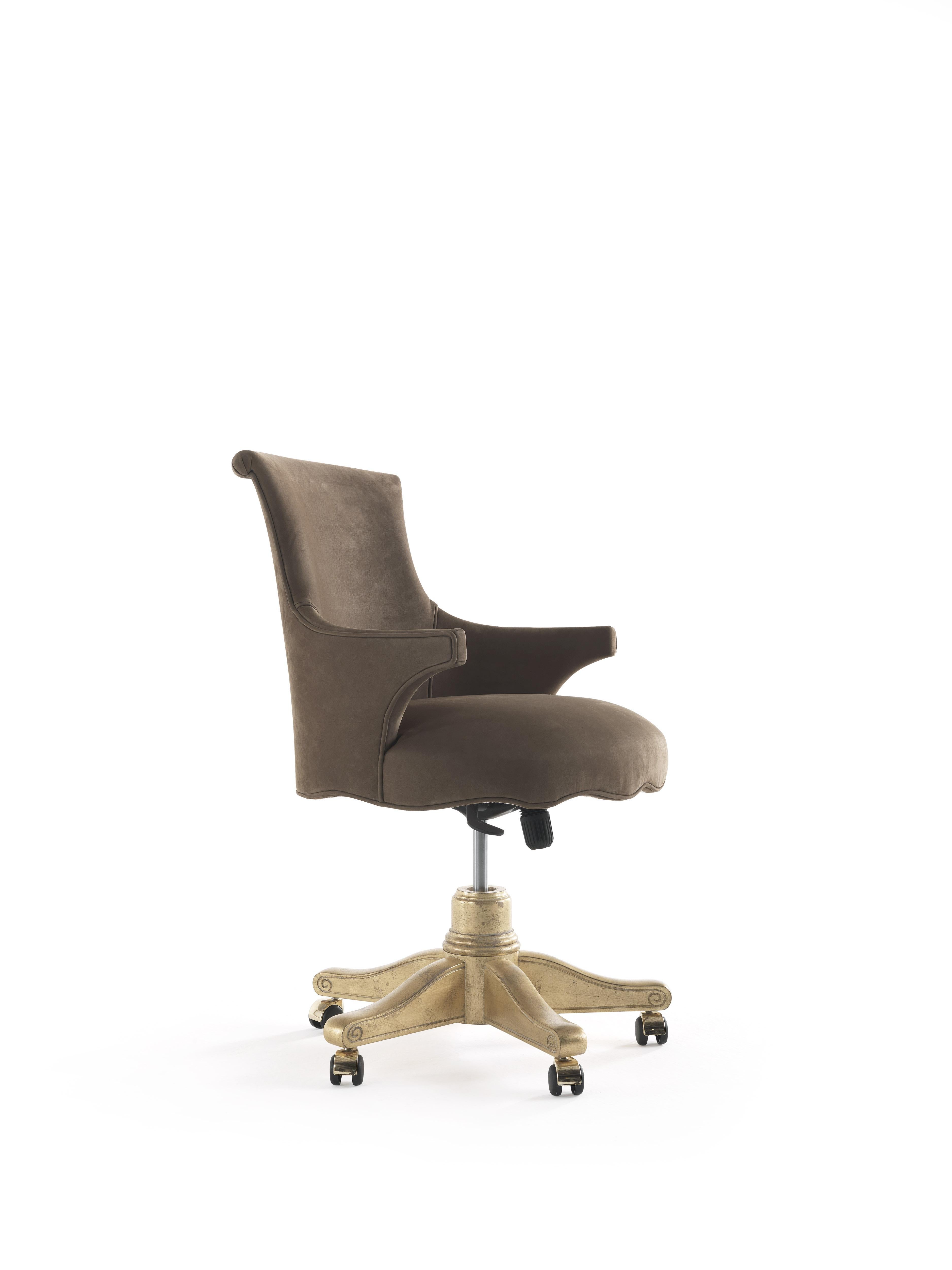 Rivoli is a swivel armchair with armrests, with a welcoming and comfortable shape. The leather upholstery and antique gold finish base help make this chair the perfect complement to prestigious offices.
Rivoli executive chair with structure in solid