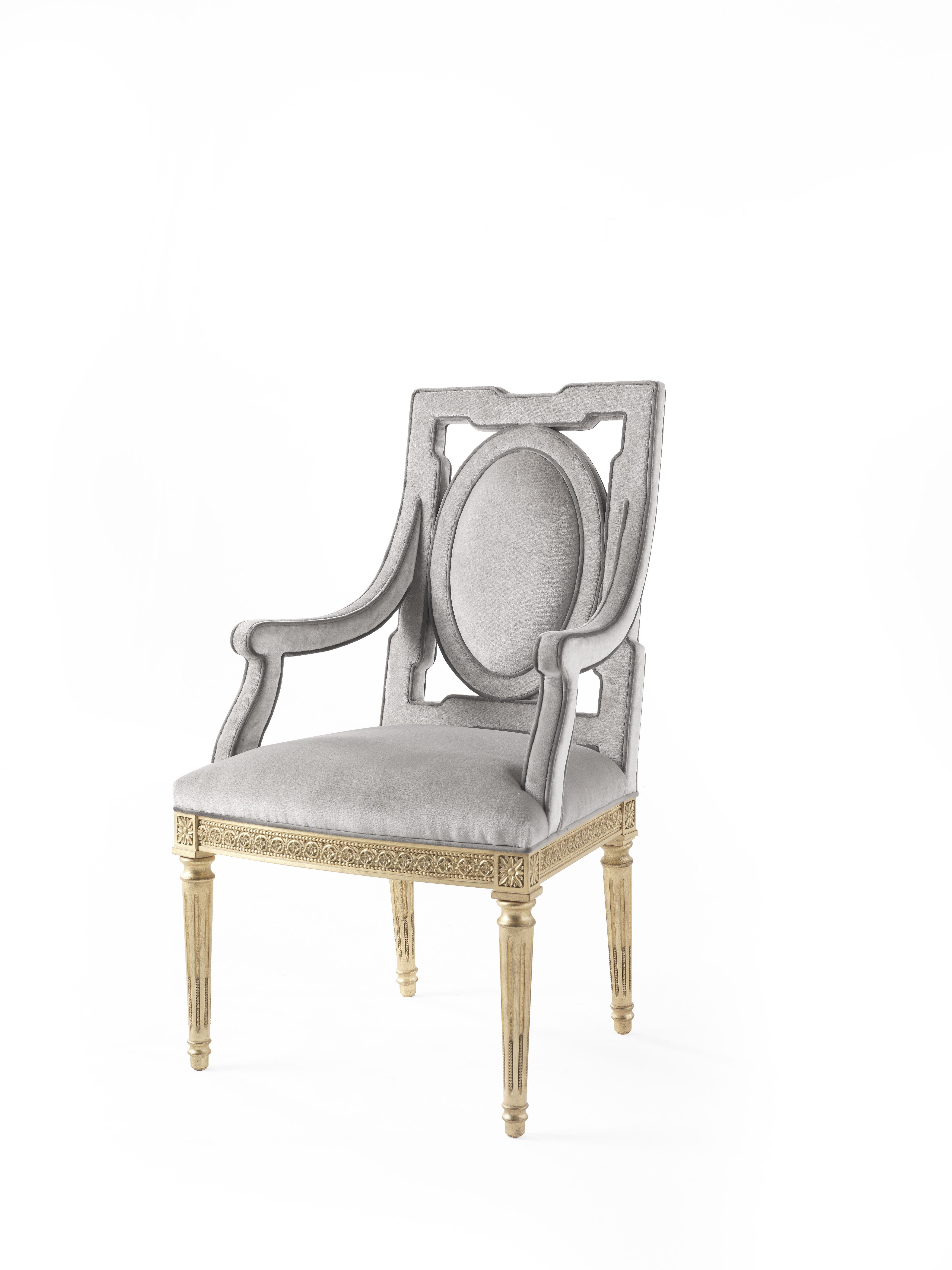 Satin is a classic model in Louis XVI style, revisited in a modern key thanks to the velvet upholstery in a delicate shade of grey. It features a hand-carved wooden structure with gold leaf finishing and a medallion backrest with piping that