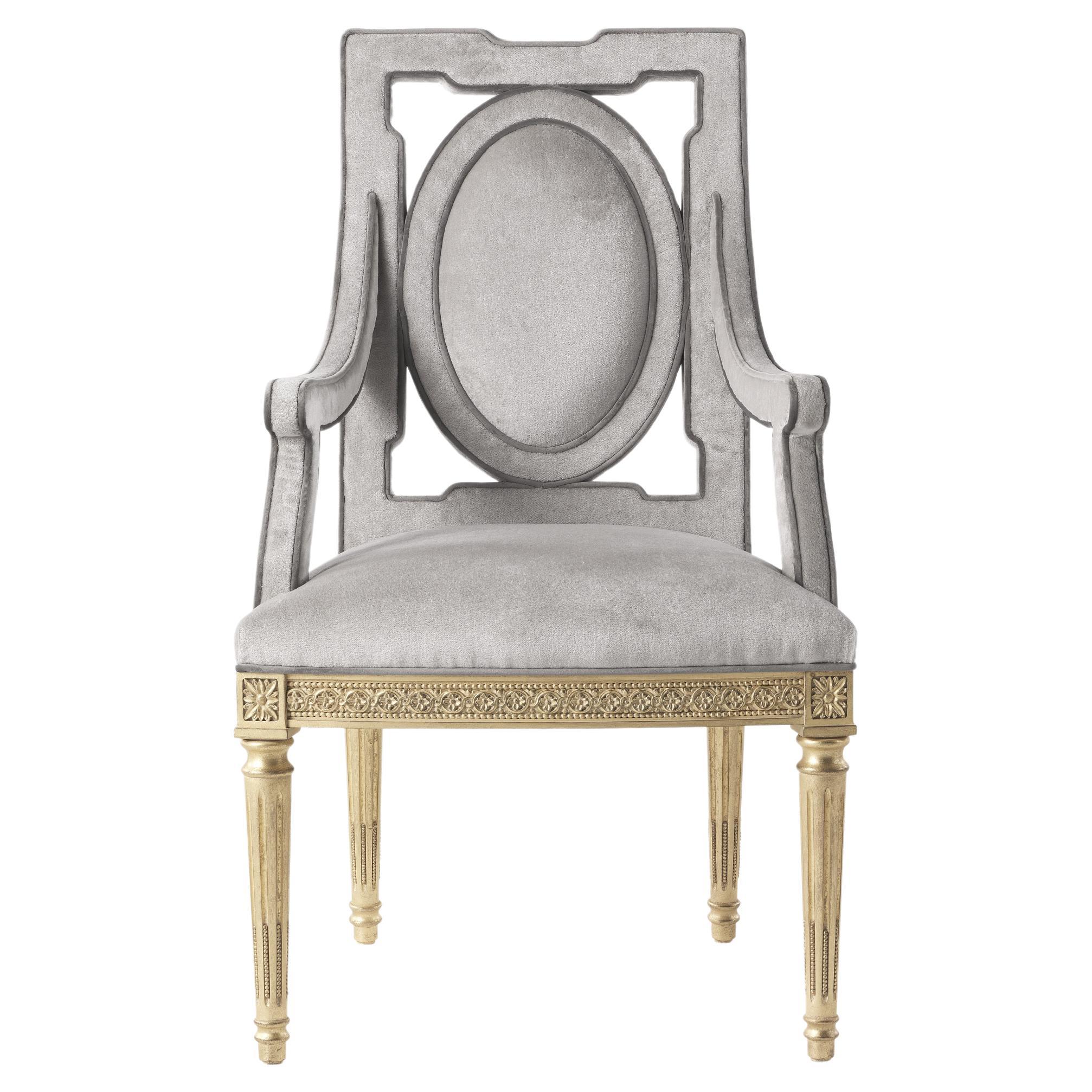 Chaise en satin du 21e siècle avec bras en bois et tissu dans le style de Louis XVI