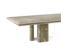 Shinto-Esstisch des 21. Jahrhunderts aus gegossenem Messing mit wolkenförmiger Onyxplatte