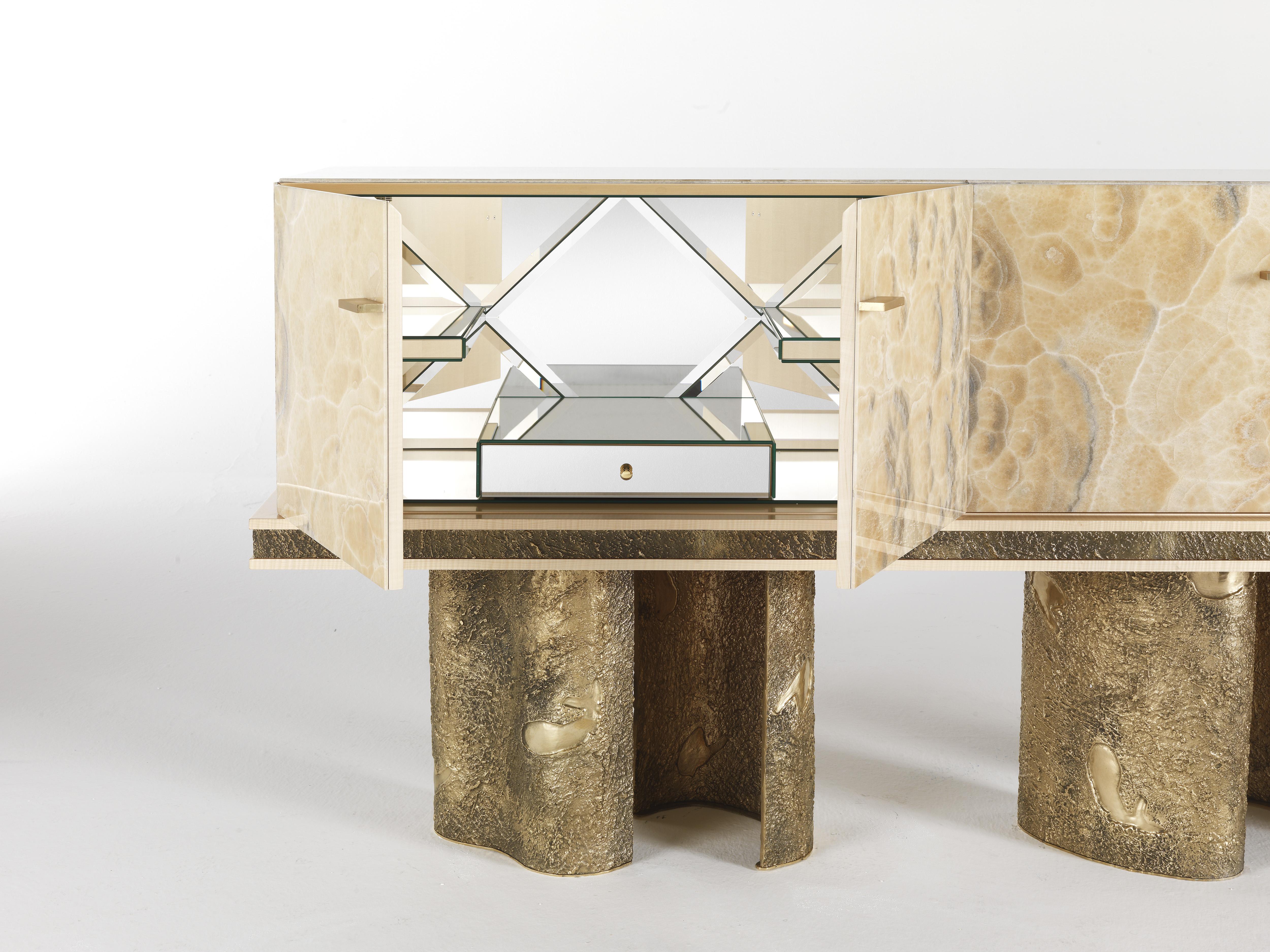 Mueble Bar Shinto del Siglo XXI con Bases Escultóricas de Latón Fundido a la Cera Perdida Vaciado en venta