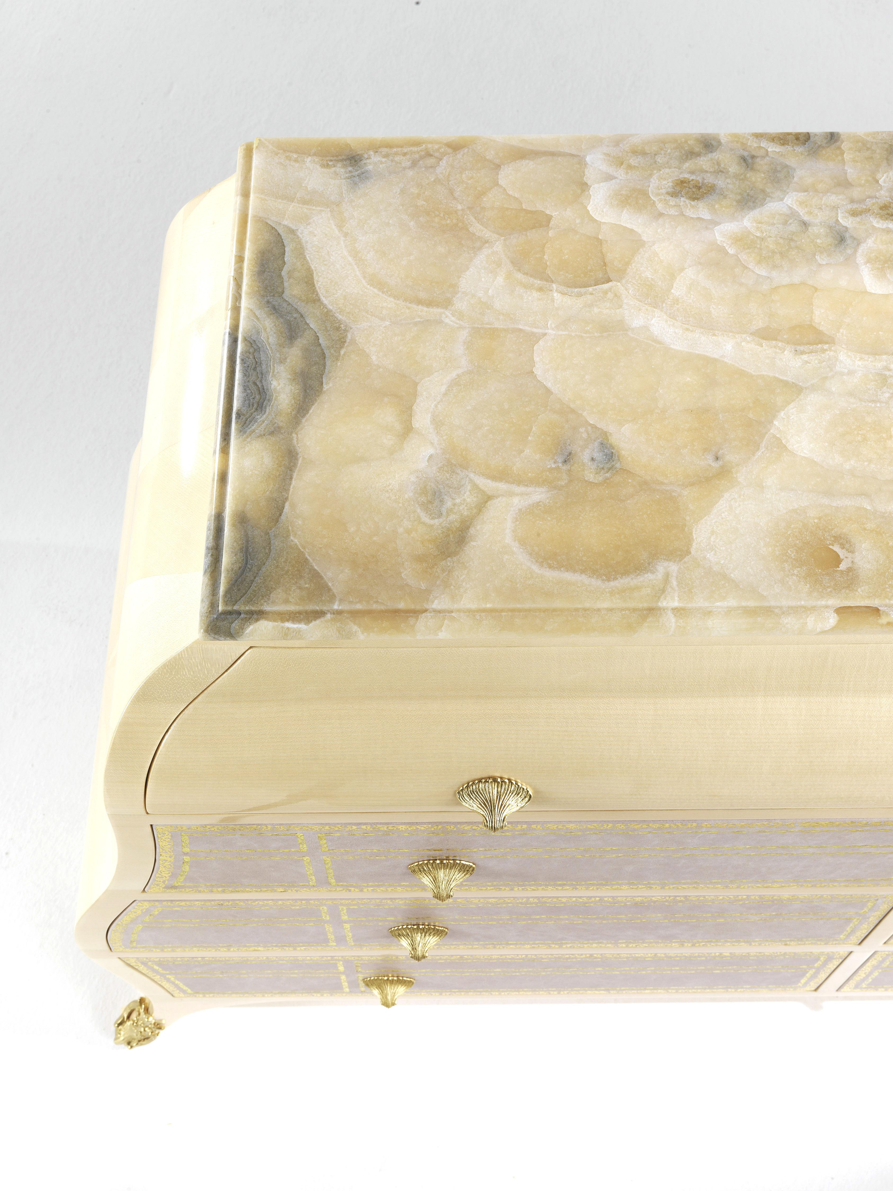 Cassettiera Madeleine del XXI secolo in Wood e pelle con piano in onice nuvolato In condizioni Nuovo in vendita a Cantù, Lombardia