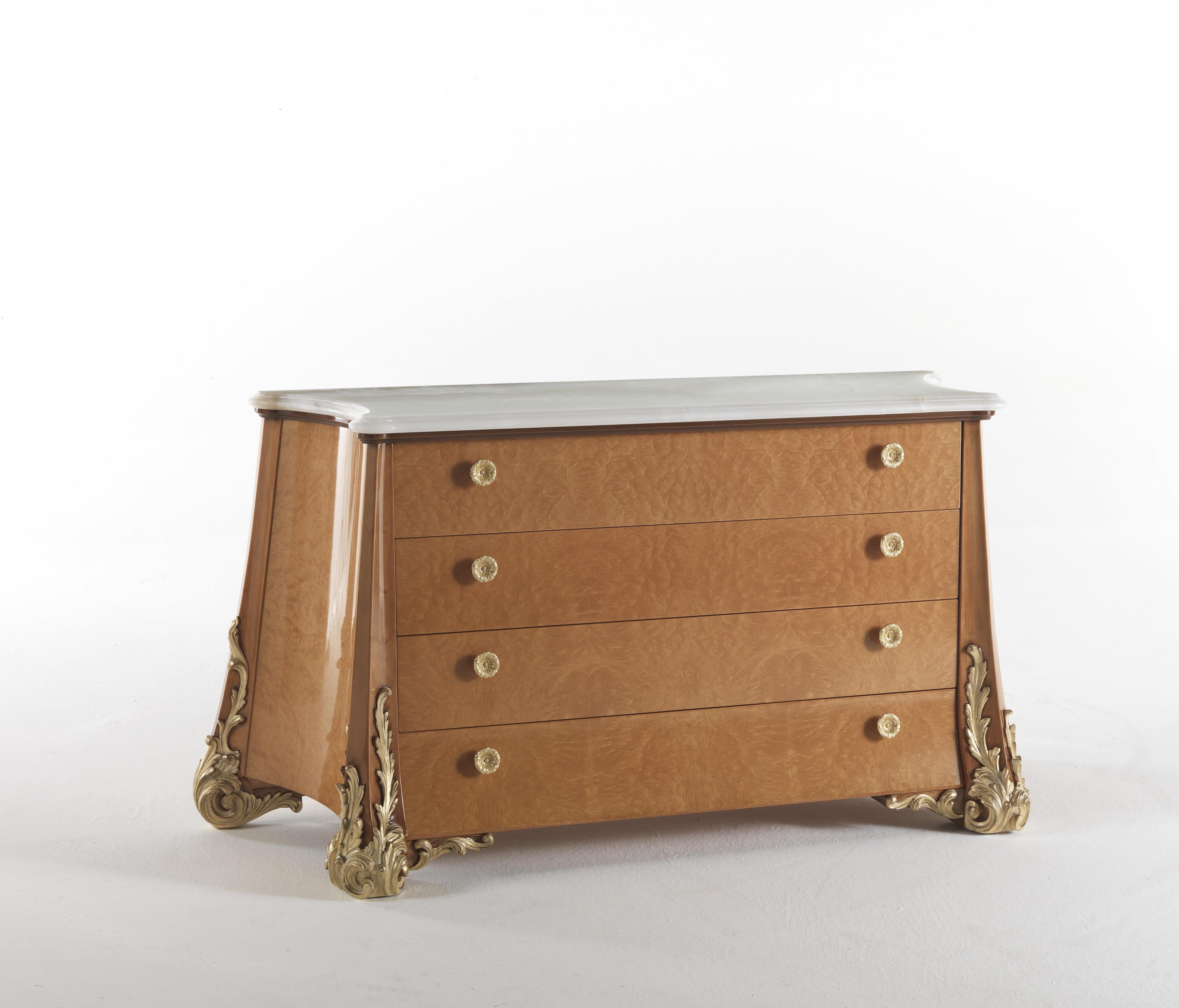 Sophie is a line of furniture with classical and sinuous lines. Featuring a wood structure with a glossy briar finish, the chest of drawers is enriched with hand-carved decorations and gold details that add a touch of timeless beauty to the entire