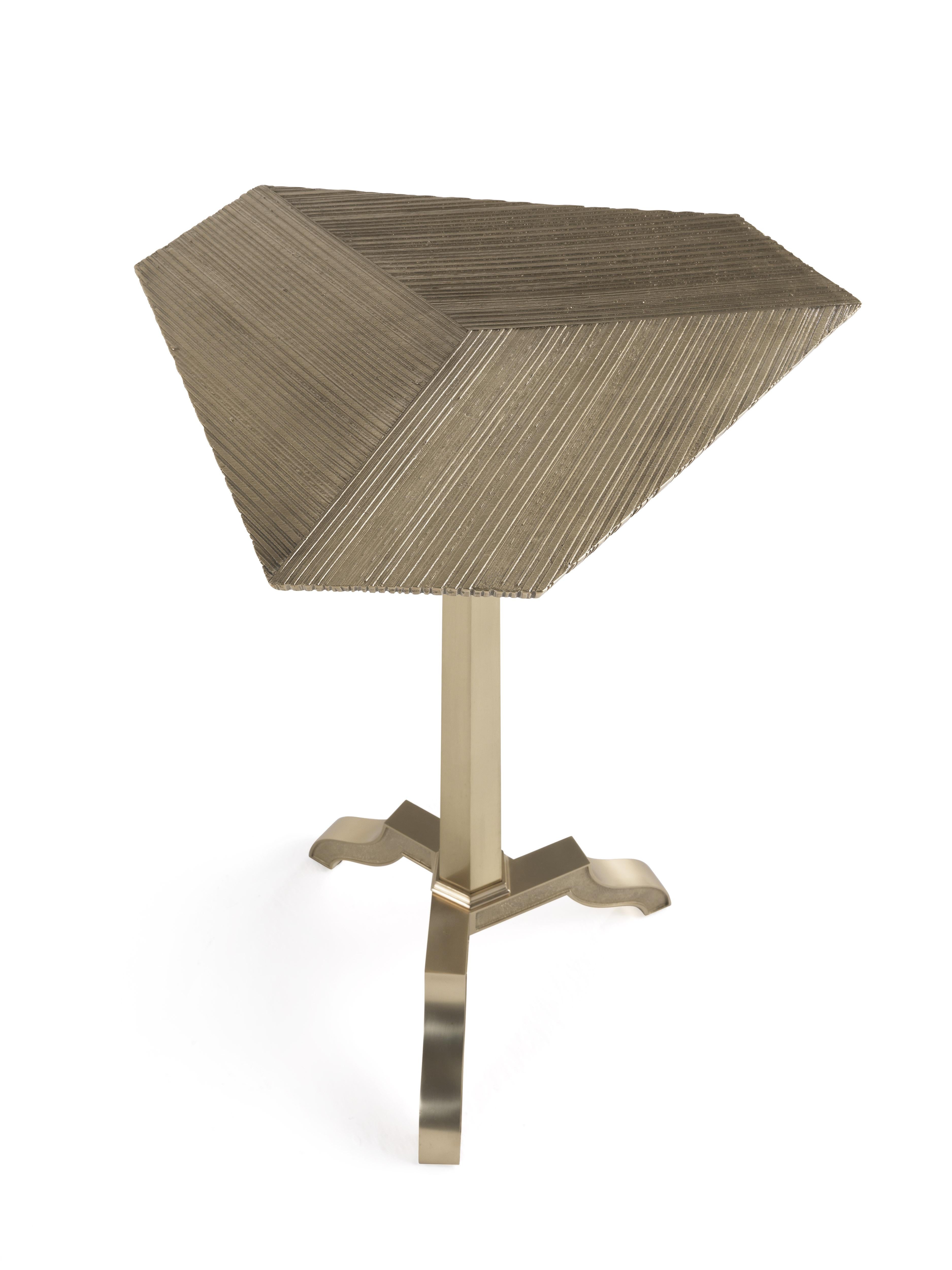 Scenographic style, classic design and sculptural charm for Tiara coffee table. The cast brass structure is embellished with chiseled details, while the top with irregular shape adds a materic and contemporary note that makes the coffee table a