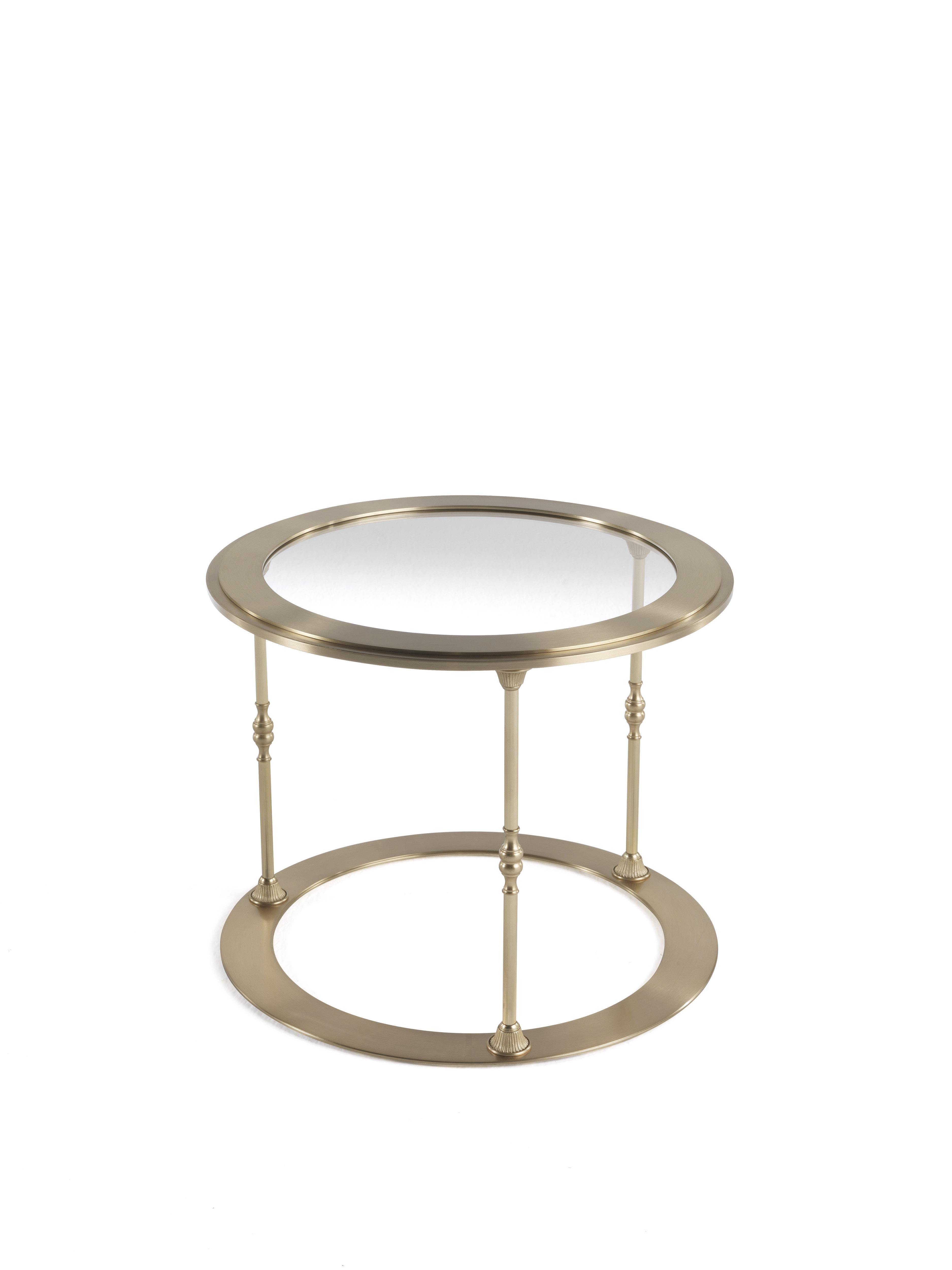 A bright and clean classic style with a western-inspired decorative spirit: the Toulouse line, composed of side table, central table, night table and chest of drawer, with gold leaf details perfectly expresses Jumbo Collection’s decorative spirit,