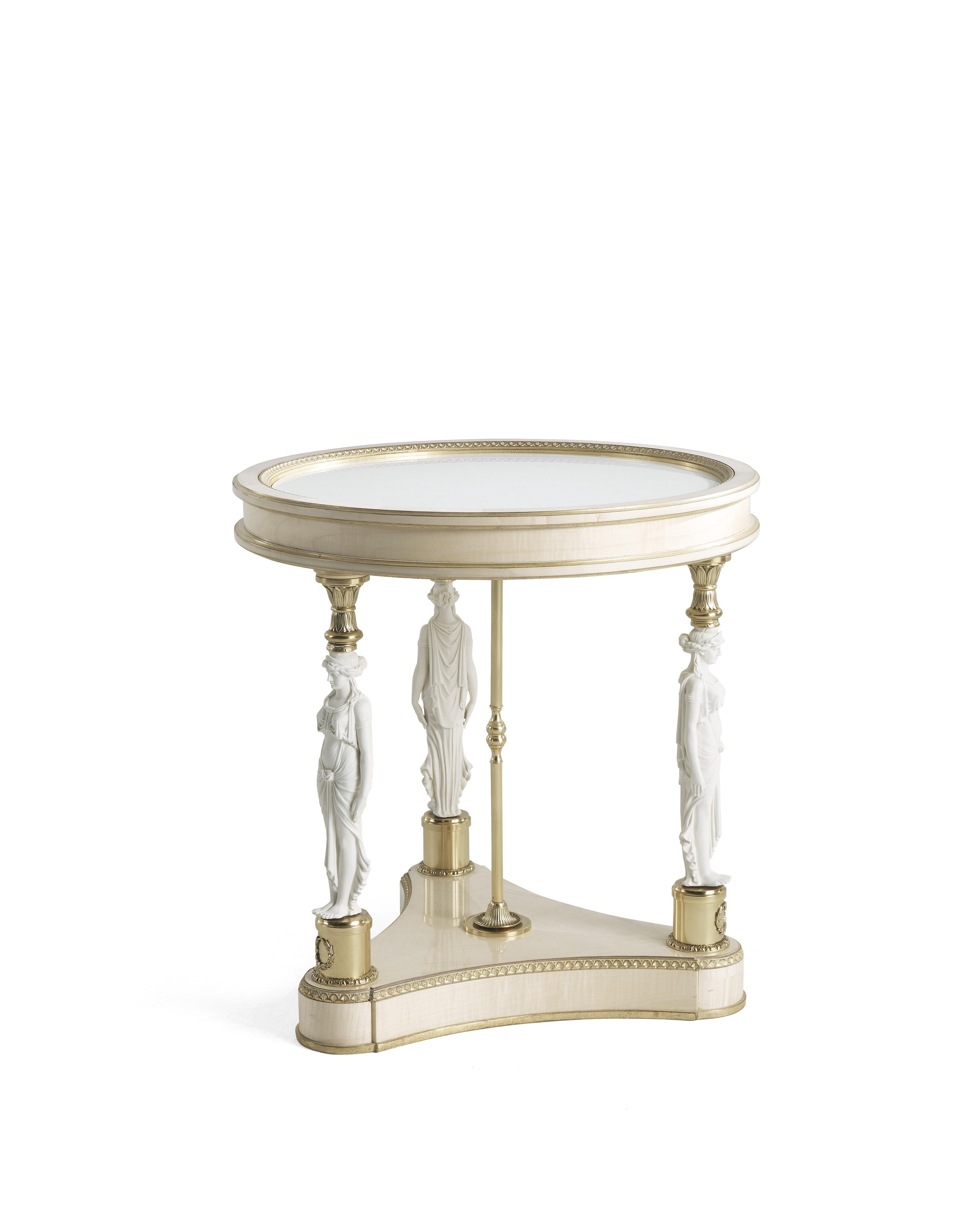 Un style classique lumineux et épuré avec un esprit décoratif d'inspiration occidentale : la ligne Toulouse, composée d'une table d'appoint, d'une table centrale, d'une table de nuit et d'une commode, avec des détails en feuille d'or exprime