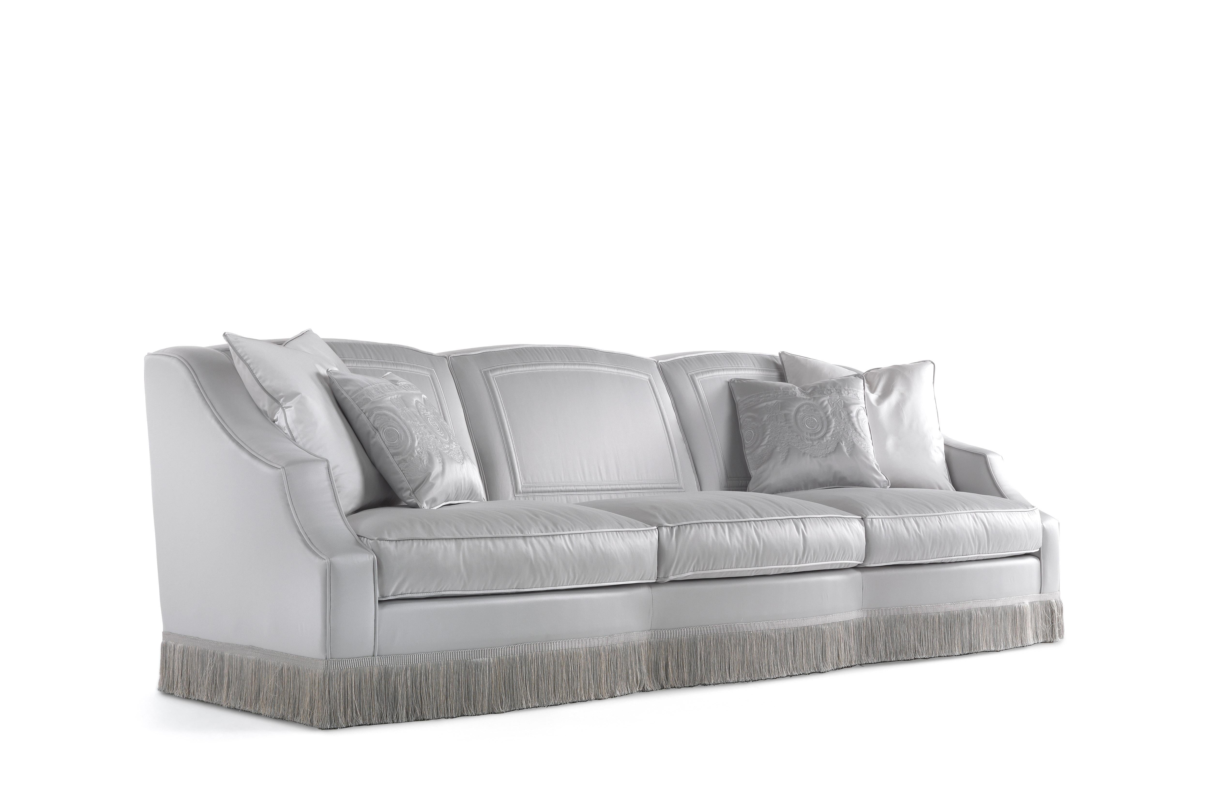 Wheidon is a sophisticated line with a classic shape and soft angles. Its main feature is the upholstery, characterized by special decorative strings in relief. A piece of furniture with a distinctively classic style, perfectly expressing the