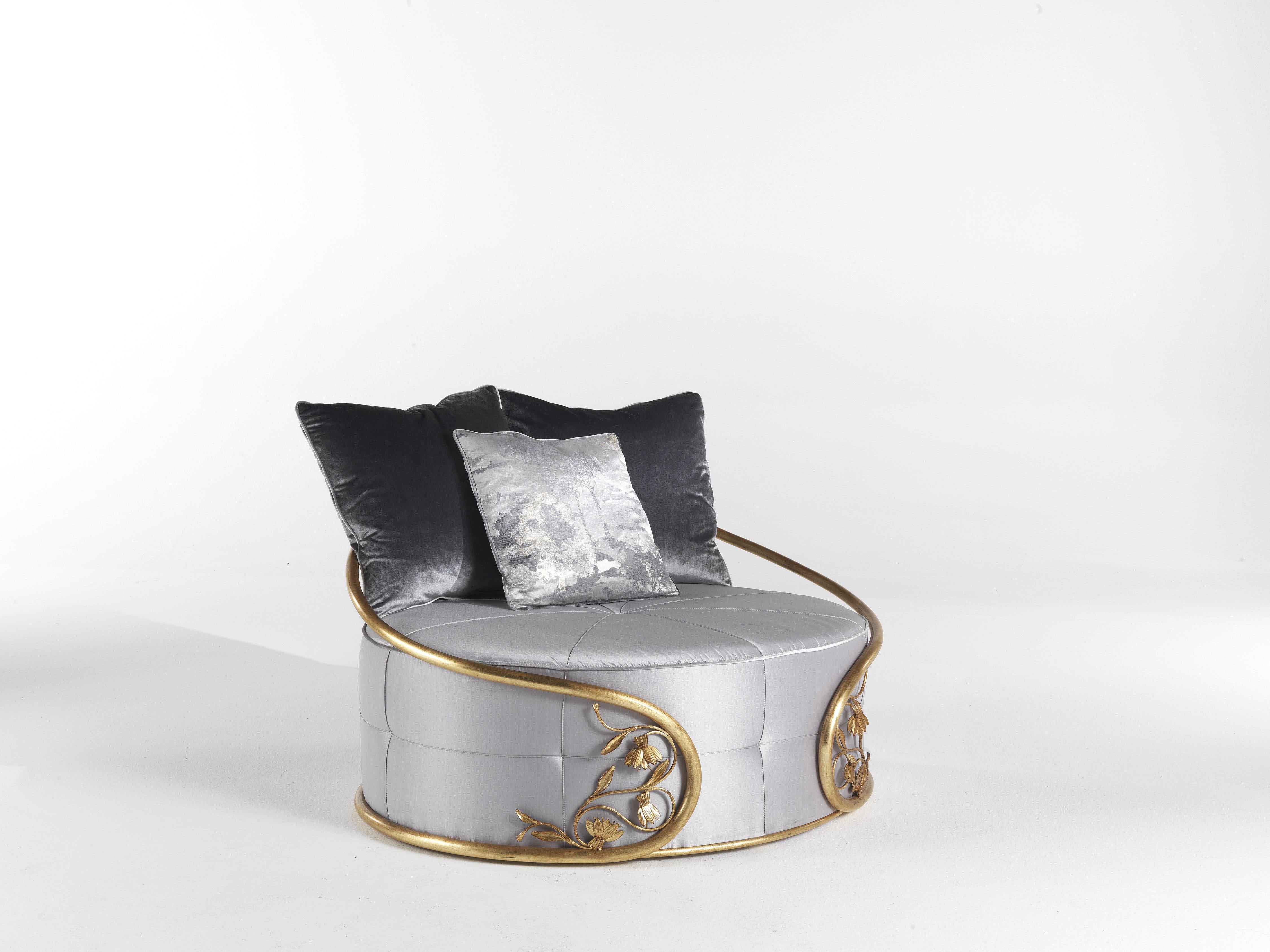 Yoshi is a pouf-shaped armchair with curved lines recalling the shape of the circle, an important symbol of the Zen tradition in which two opposing but complementary forces flow eternally toward each other. The metal structure with a gold leaf