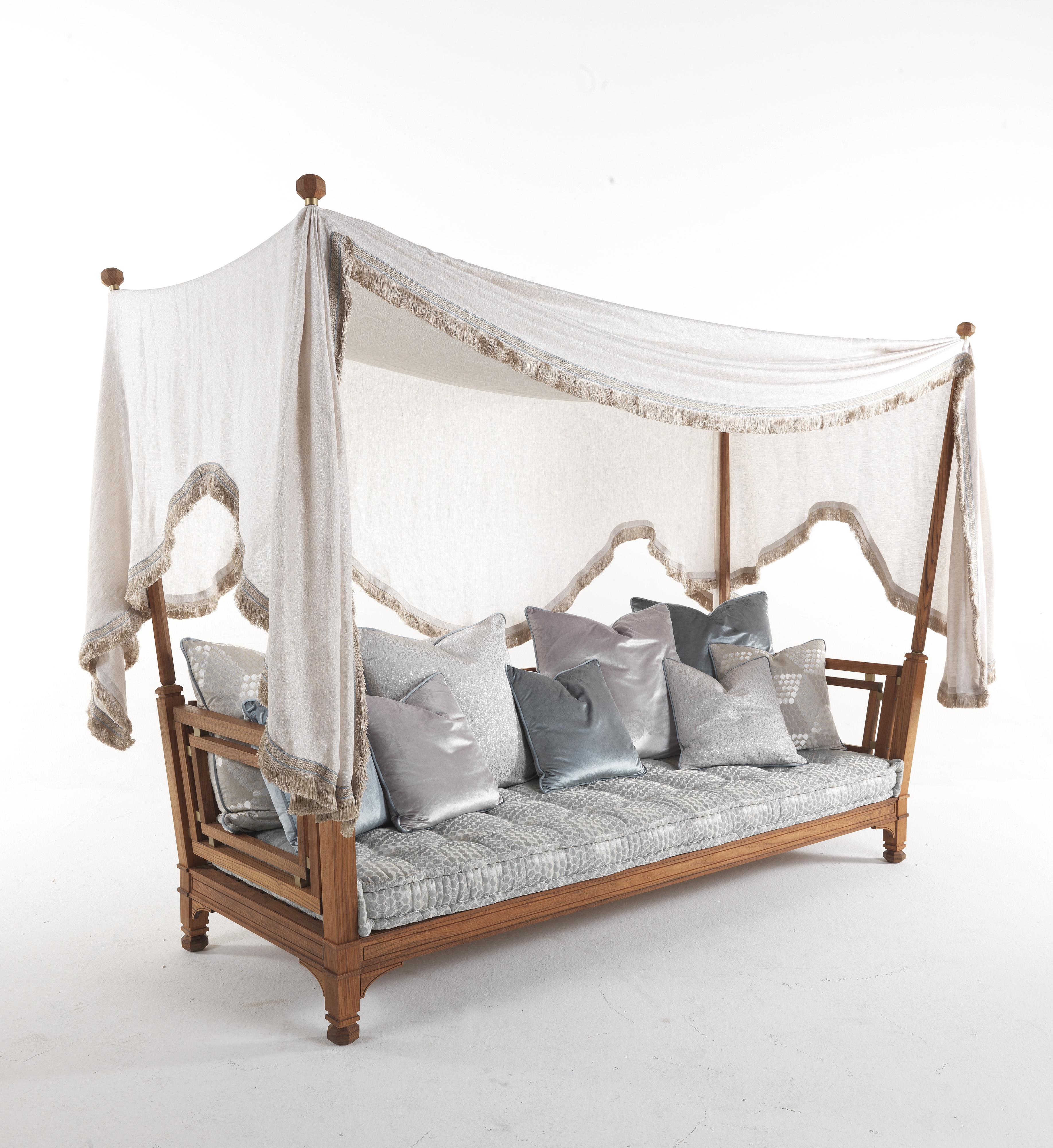 An elegant and graceful canopy sofa perfect for creating a corner with a magical and fairy-tale atmosphere in the garden. Characterized by a teak wood structure with outdoor finish, it is completed by soft cushions and light curtains. The ideal