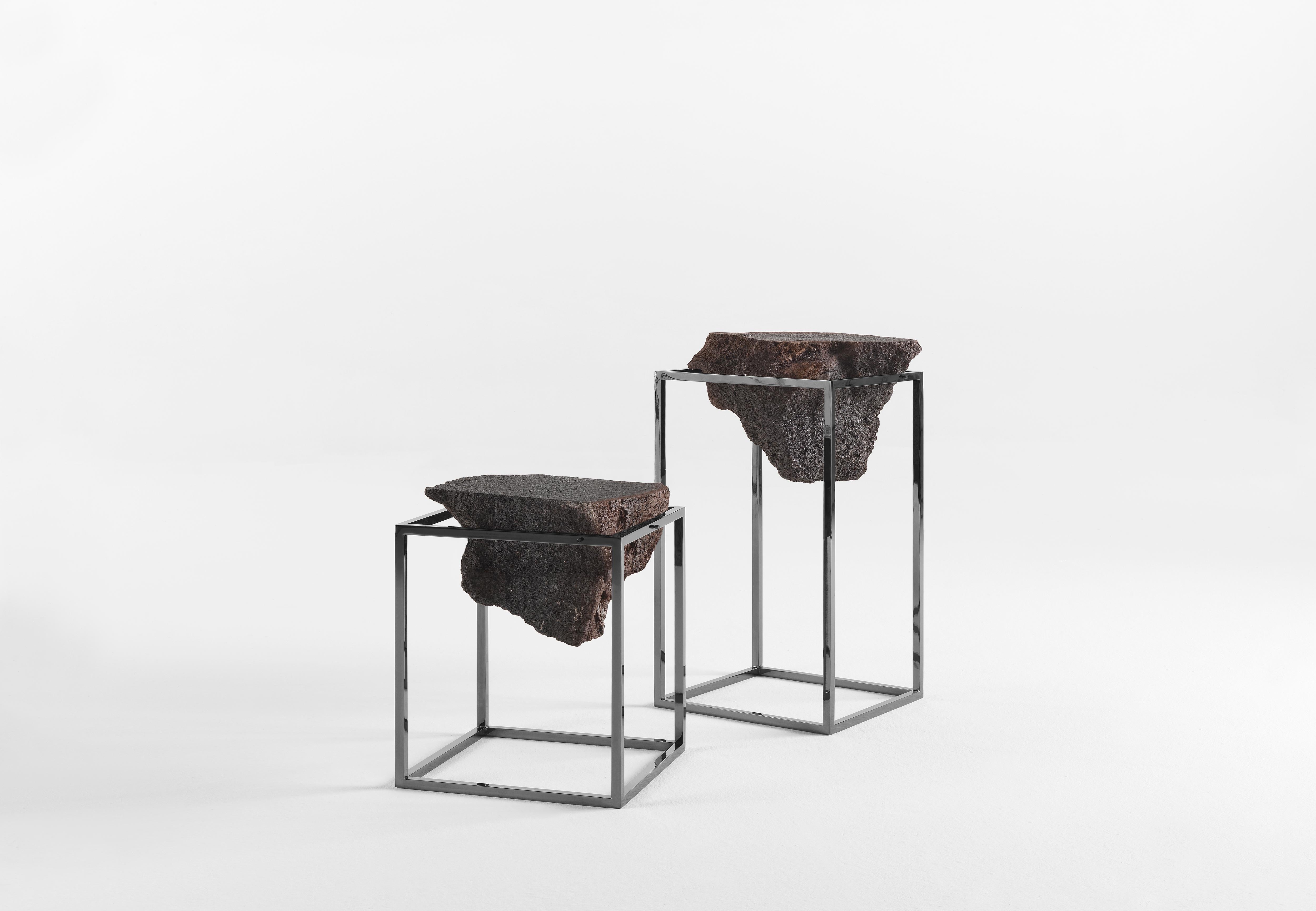 Métal Grande table d'appoint Antivol du 21e siècle en laiton et pierre de lave naturelle par CTRLZAK en vente