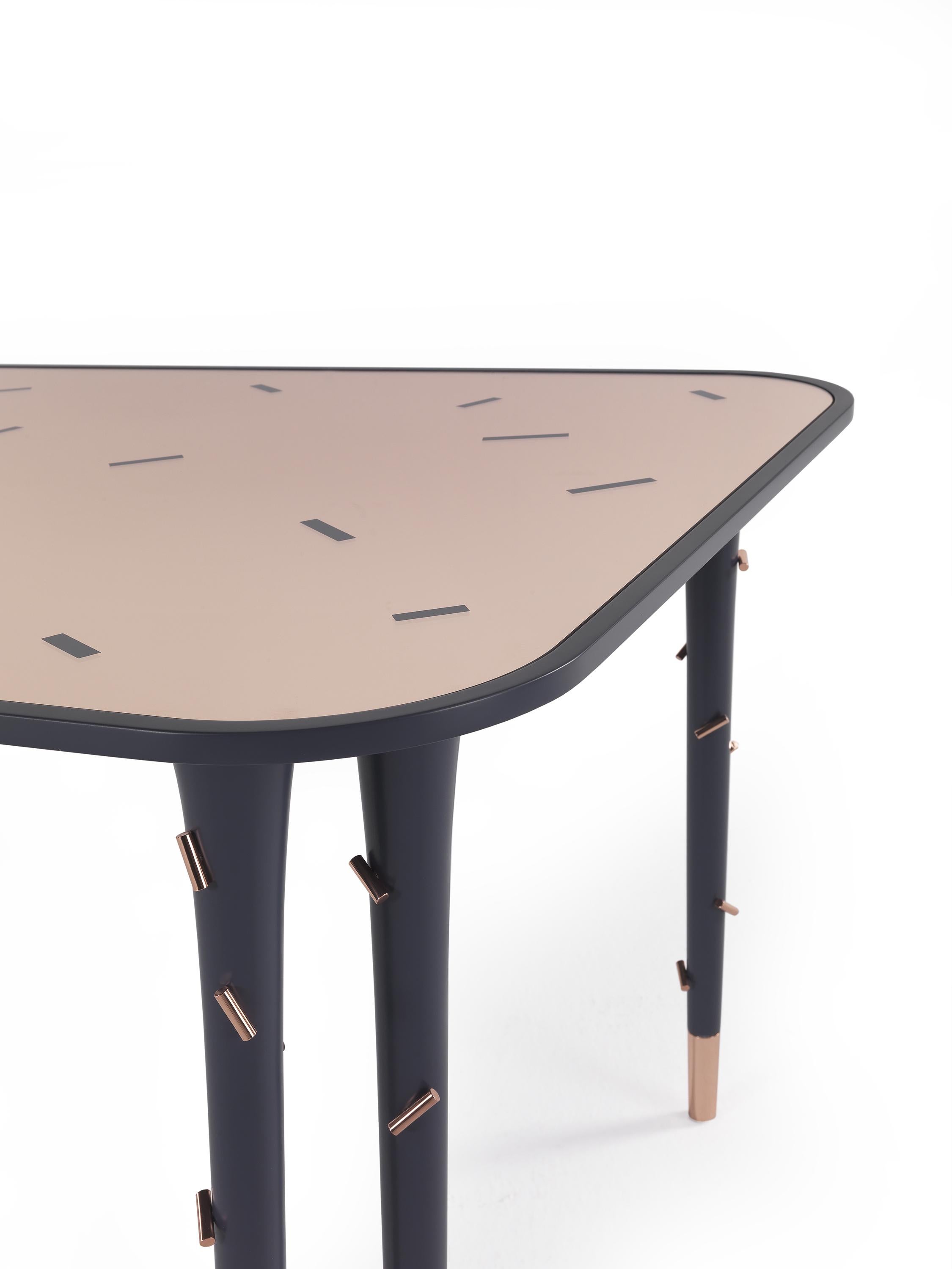 Moderne Table de salle à manger métallisée du 21e siècle avec miroir en cuivre décoré par Matteo Cibic en vente