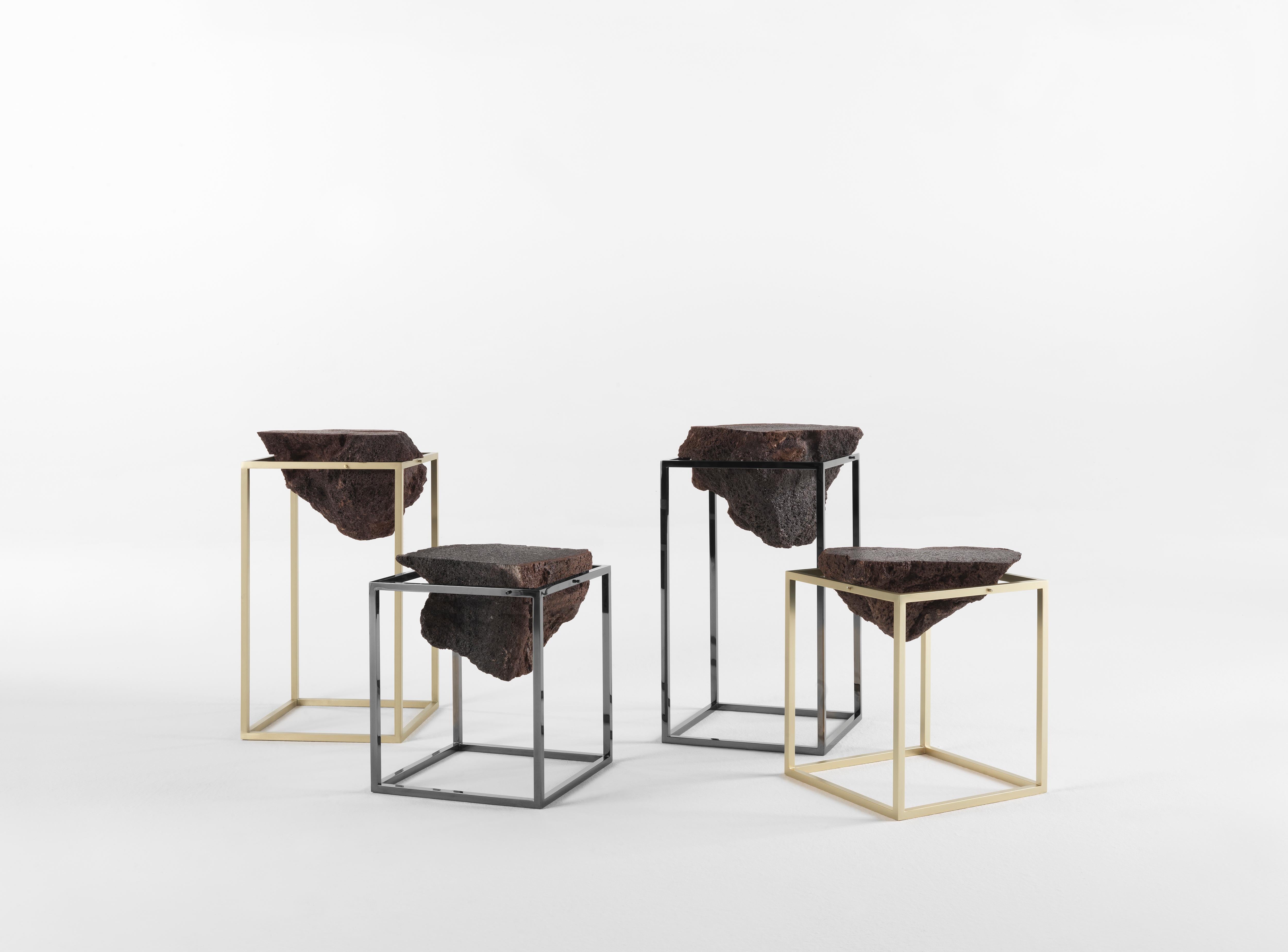 Petite table d'appoint Antivol du 21e siècle en laiton et pierre de lave naturelle par CTRLZAK en vente 2