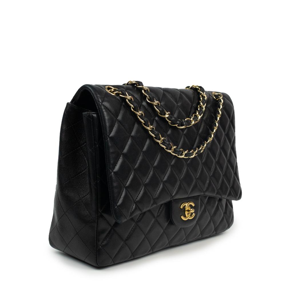 - Designer: CHANEL
- Model: Jumbo
- Condition: Very good condition. Scratches on the clasp, Minor sign of wear on base corners
- Accessories: Dustbag
- Measurements: Width: 32cm , Height: 23cm , Depth: 9cm , Strap: 130cm 
- Exterior Material: