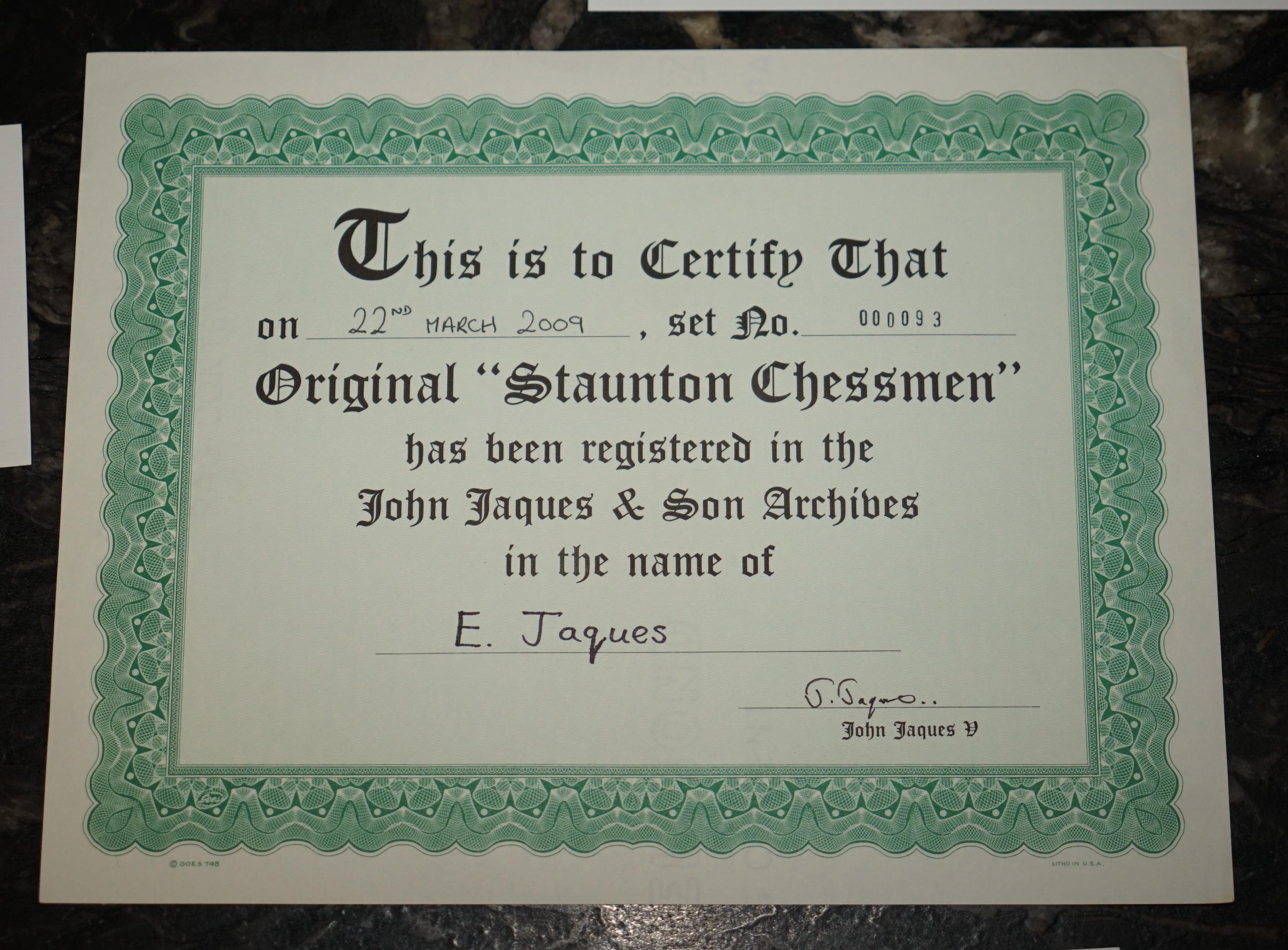 Royal House Antiques

Royal House Antiques a le plaisir d'offrir à la vente ce jeu d'échecs absolument magnifique, extra large, lesté, en édition limitée 093 / 250 de Jaques Staunton, en buis et en ébène, avec des bases en cuir, dans la mallette