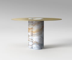 Mesa de diseño contemporáneo en marmol Calacatta y latón, fabricada en Italia