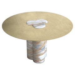 Mesa de diseño contemporáneo en marmol Calacatta y latón, fabricada en Italia