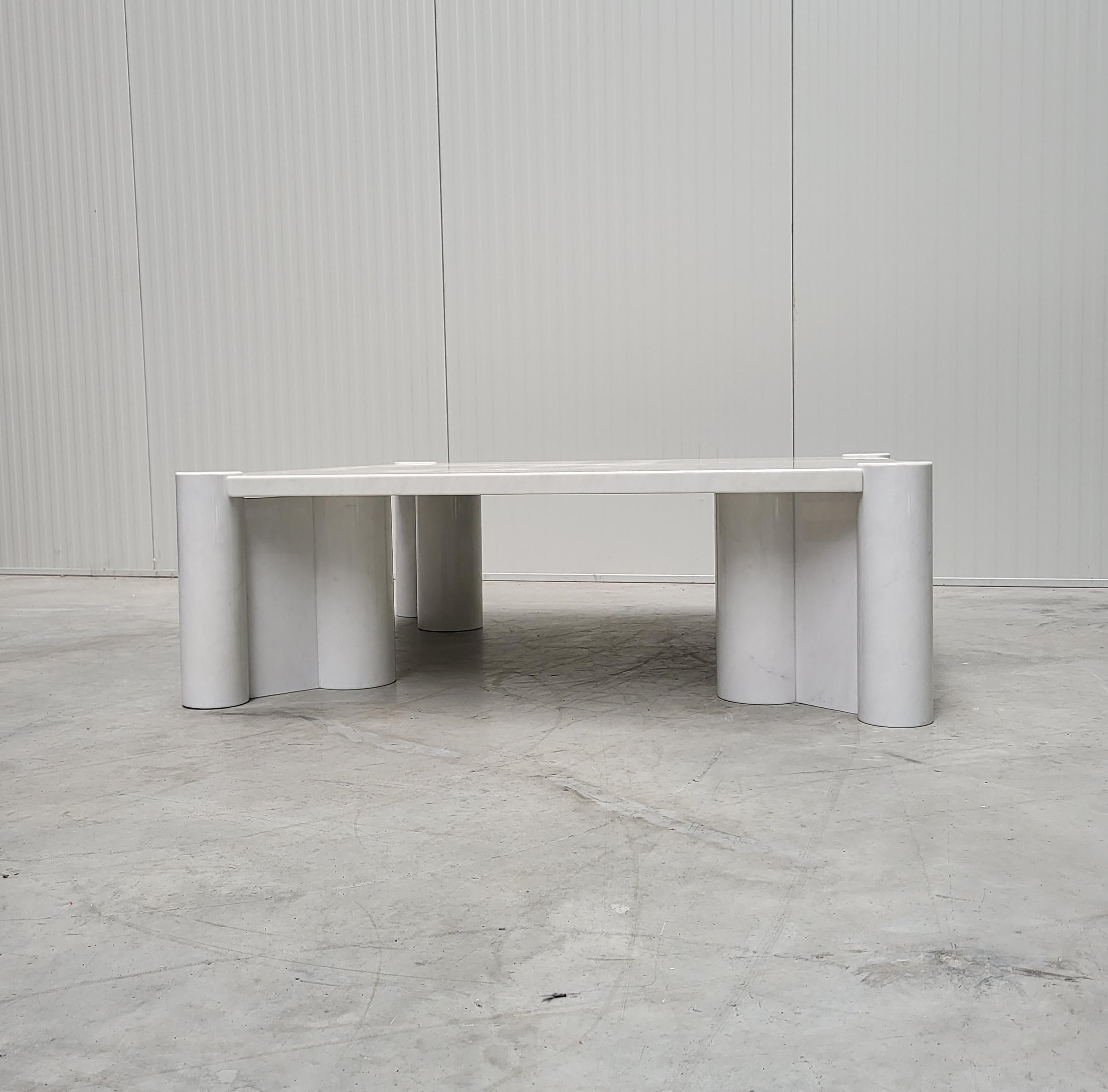 Feiner und eleganter Couchtisch Modell 