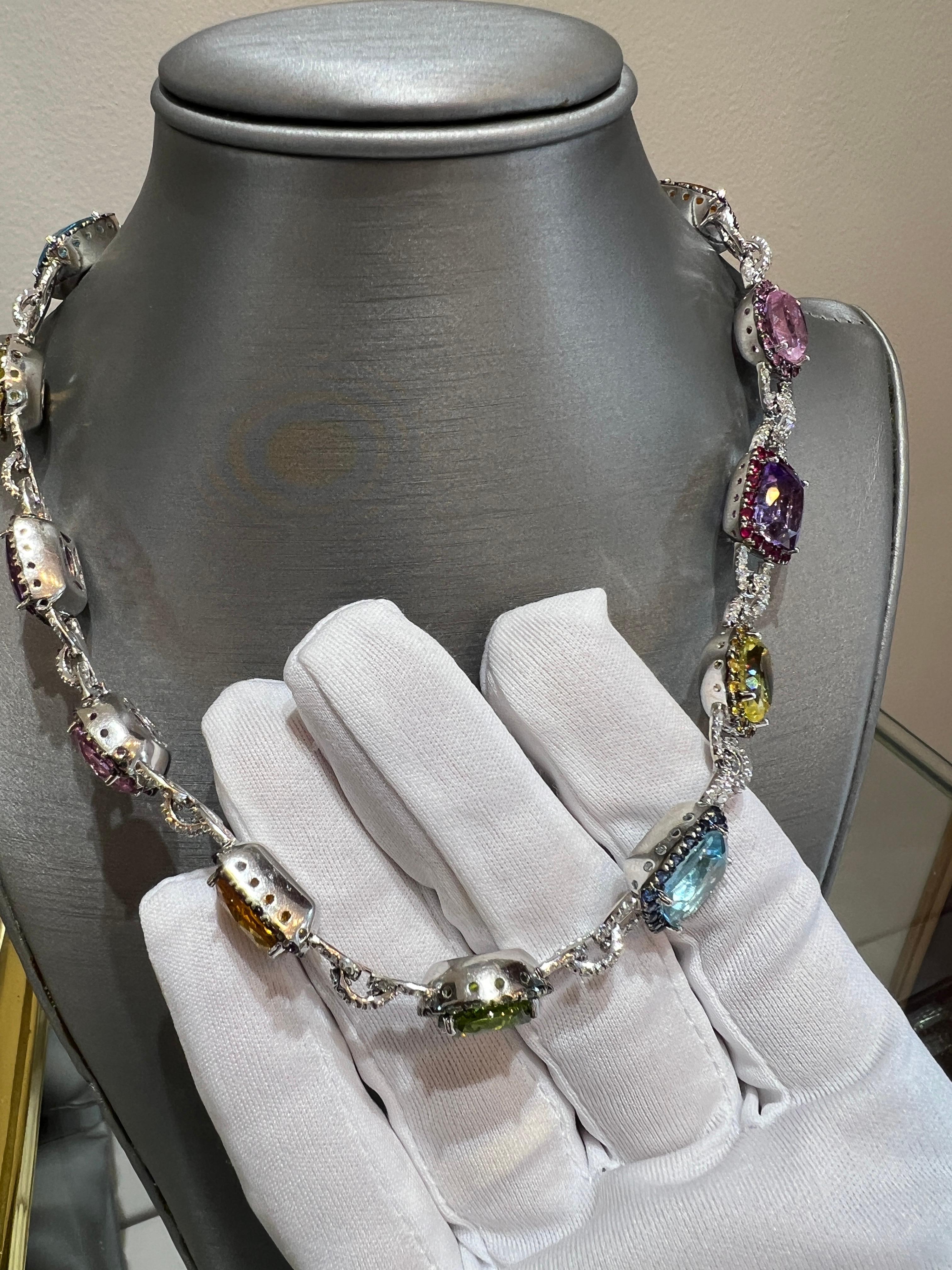 Moderne Collier Jumbo en or blanc 14K avec topazes multicolores et saphirs arc-en-ciel et diamants en vente
