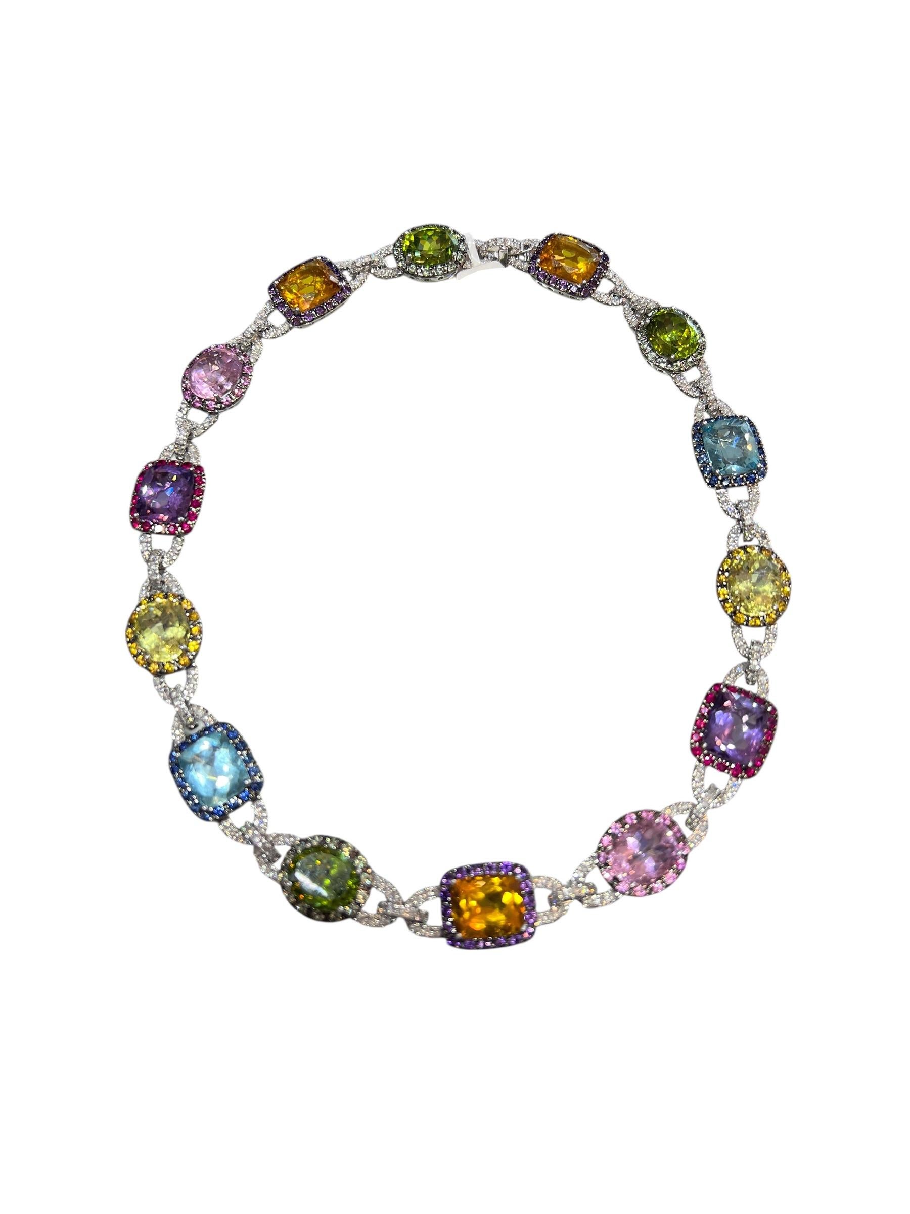 Taille ronde Collier Jumbo en or blanc 14K avec topazes multicolores et saphirs arc-en-ciel et diamants en vente