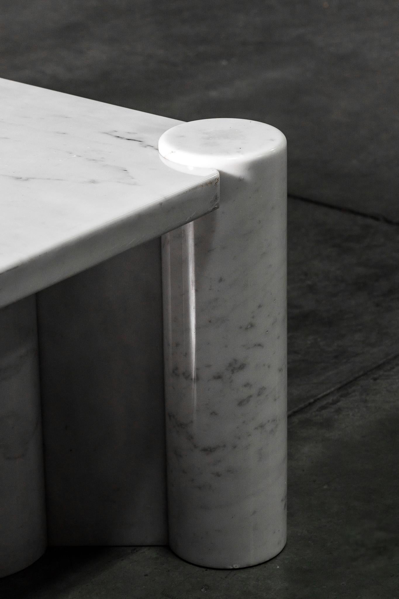 Jumbo-Tisch von Gae Aulenti (Carrara-Marmor) im Angebot