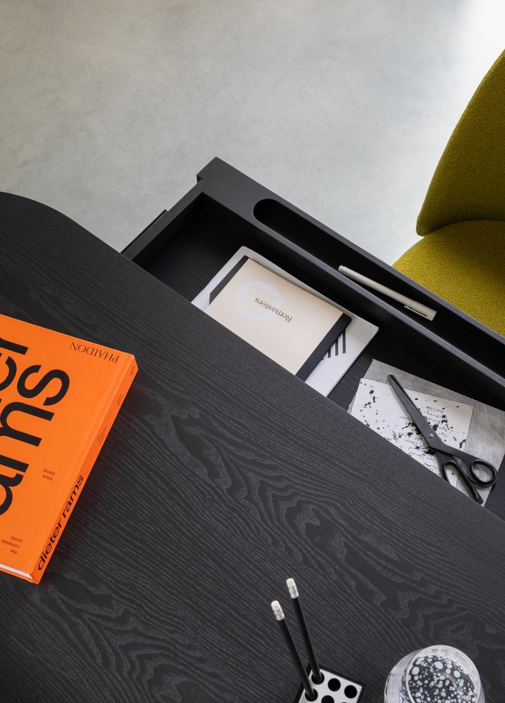 Jumbo-Tisch mit Struktur aus schwarzer Esche:: by Paolo Cappello im Angebot 2