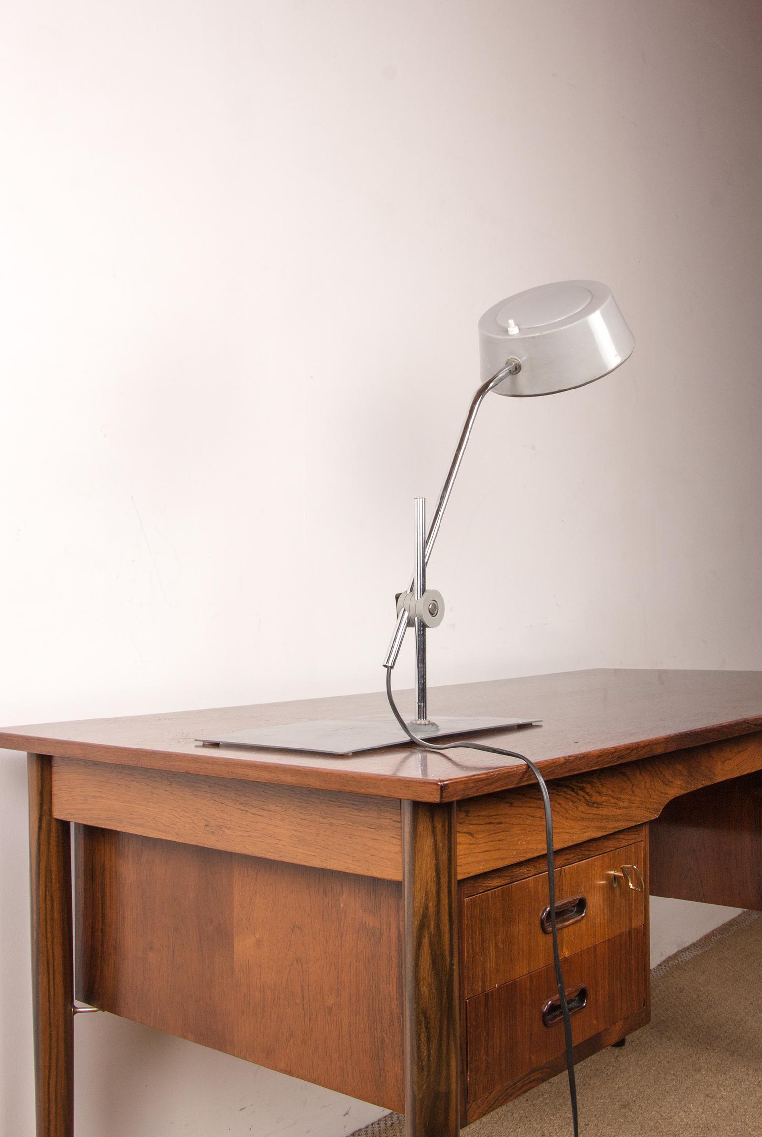 Jumo desk lamp with pendulum, articulable, in metal by Charlotte Perriand. 3
