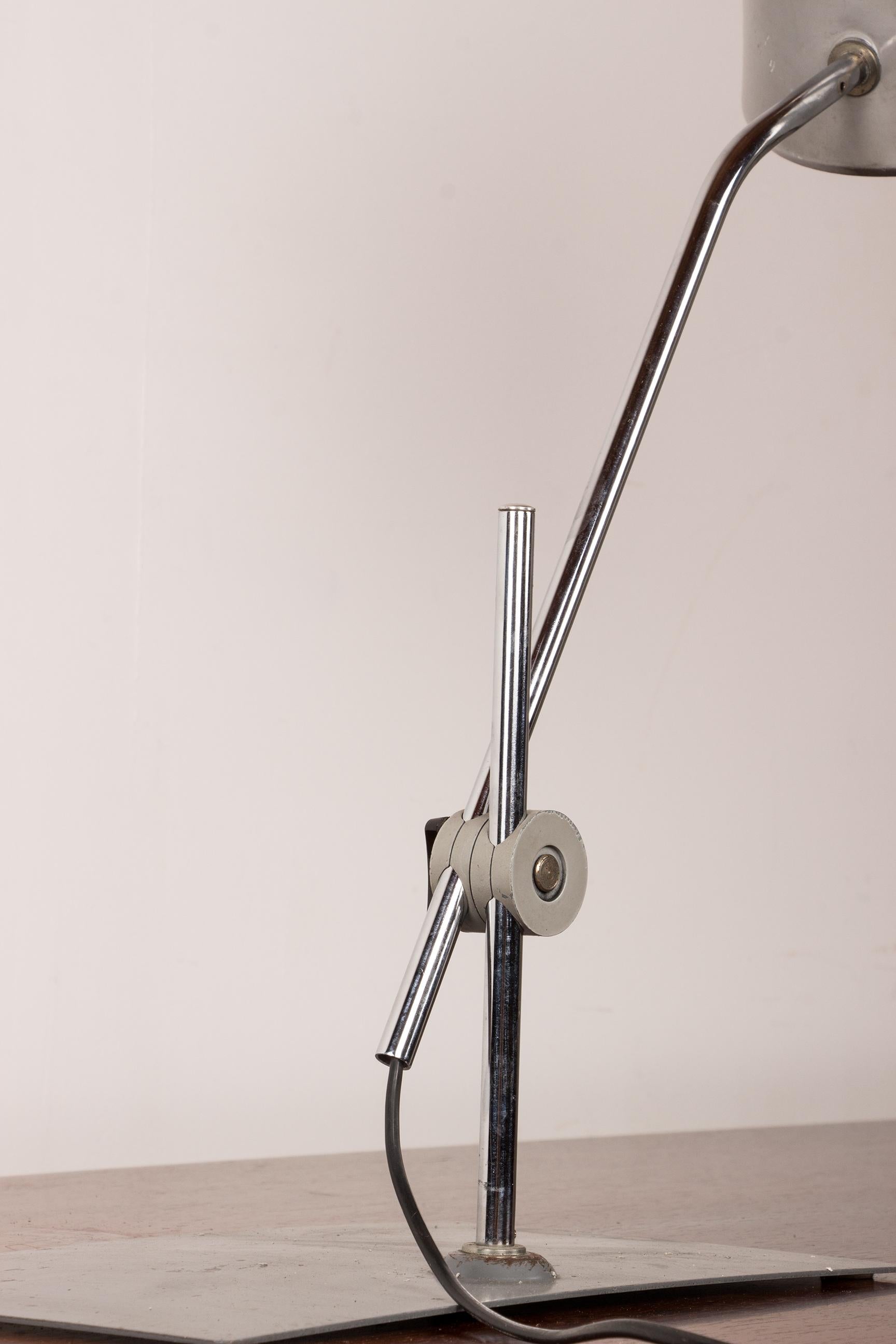 Jumo desk lamp with pendulum, articulable, in metal by Charlotte Perriand. 4