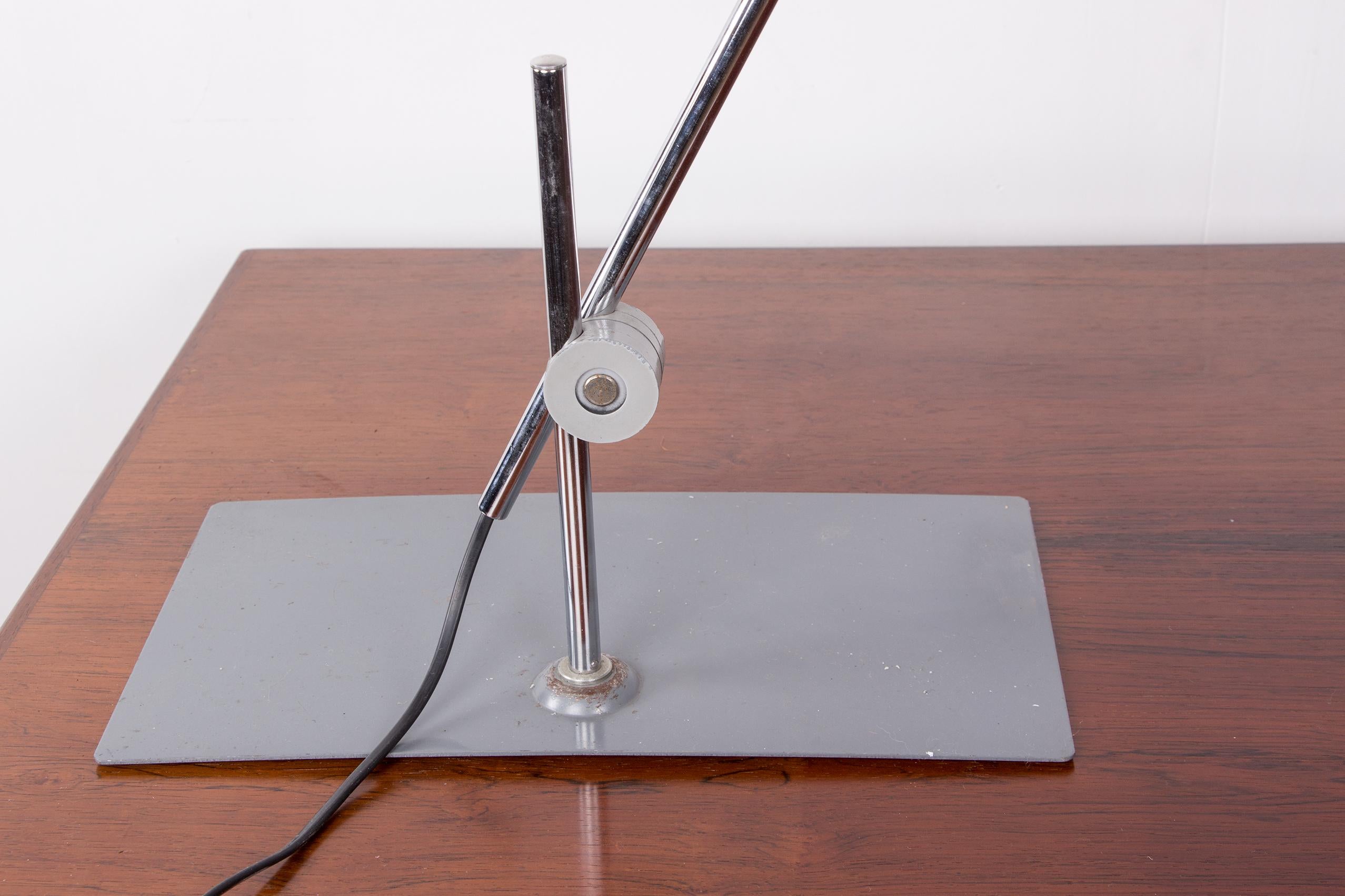 Jumo desk lamp with pendulum, articulable, in metal by Charlotte Perriand. 5
