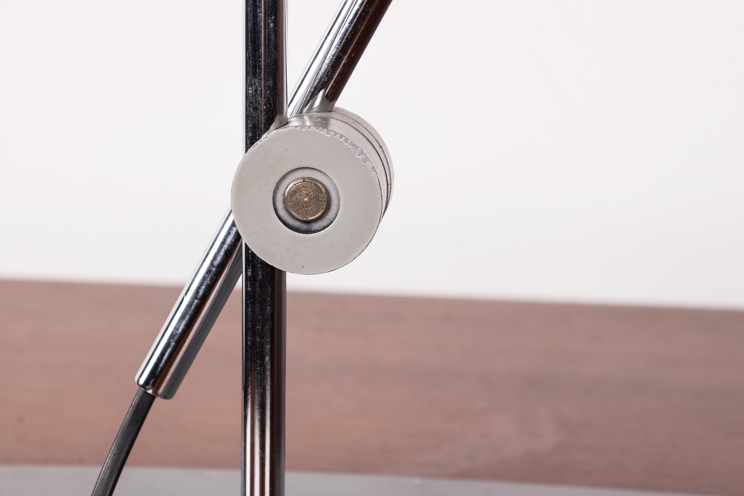 Jumo desk lamp with pendulum, articulable, in metal by Charlotte Perriand. 6