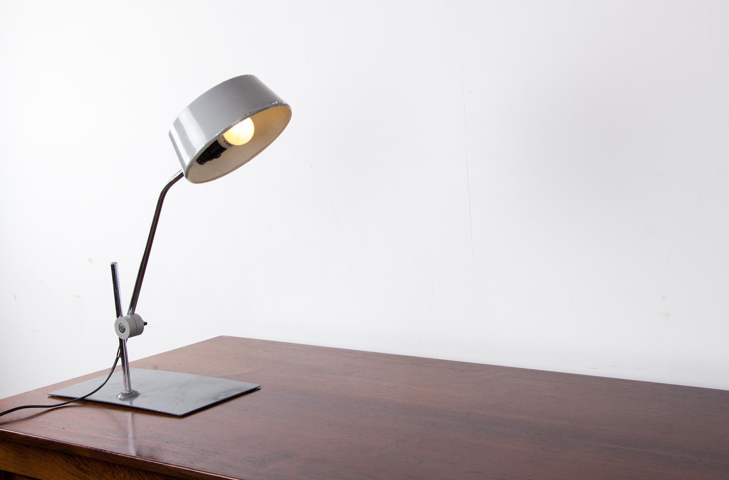Jumo desk lamp with pendulum, articulable, in metal by Charlotte Perriand. 8