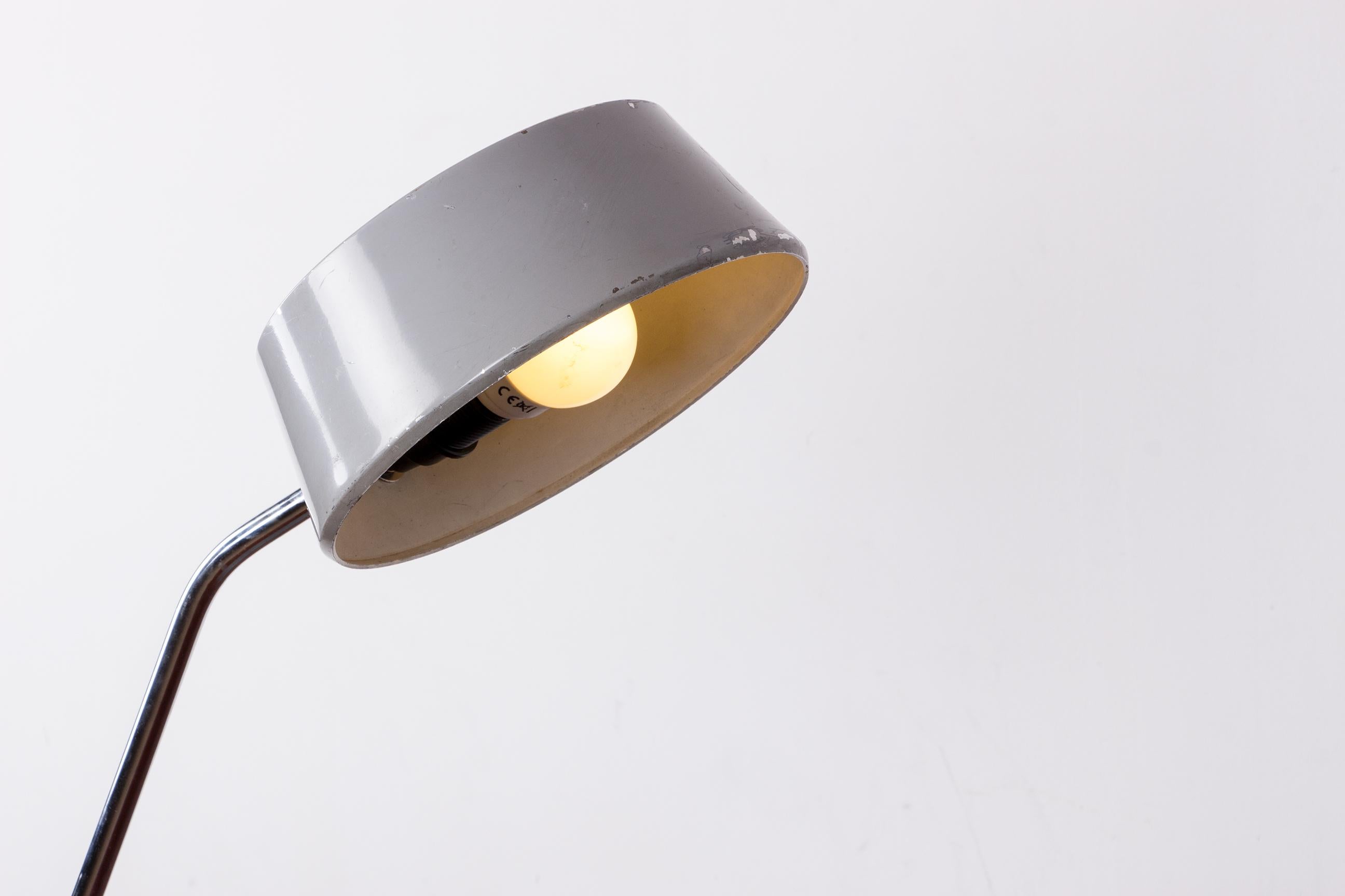 Jumo desk lamp with pendulum, articulable, in metal by Charlotte Perriand. 10