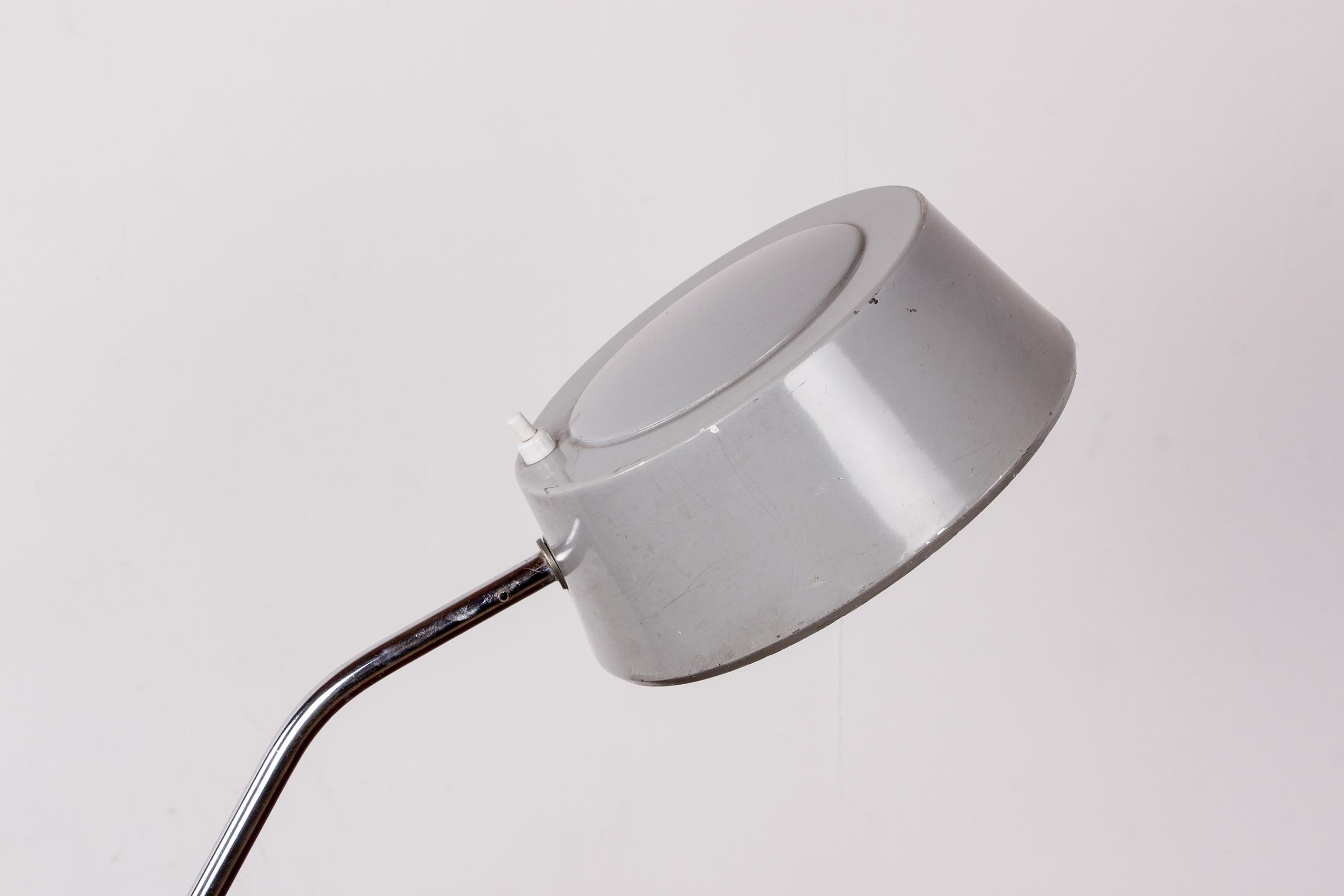 French Jumo desk lamp with pendulum, articulable, in metal by Charlotte Perriand.