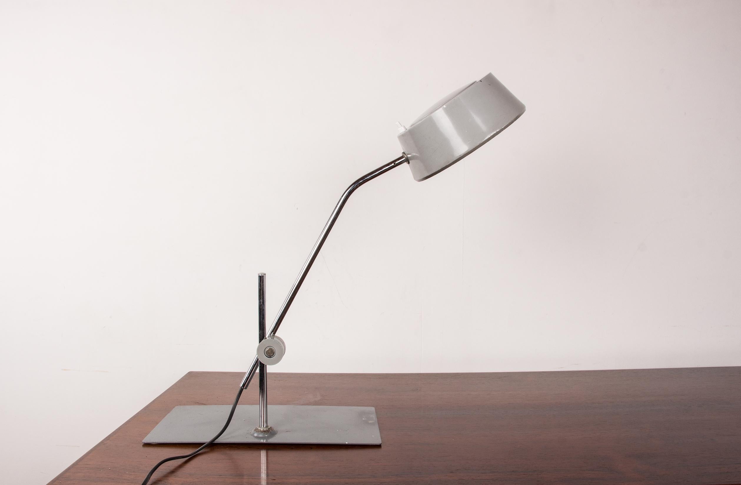 Jumo desk lamp with pendulum, articulable, in metal by Charlotte Perriand. 1