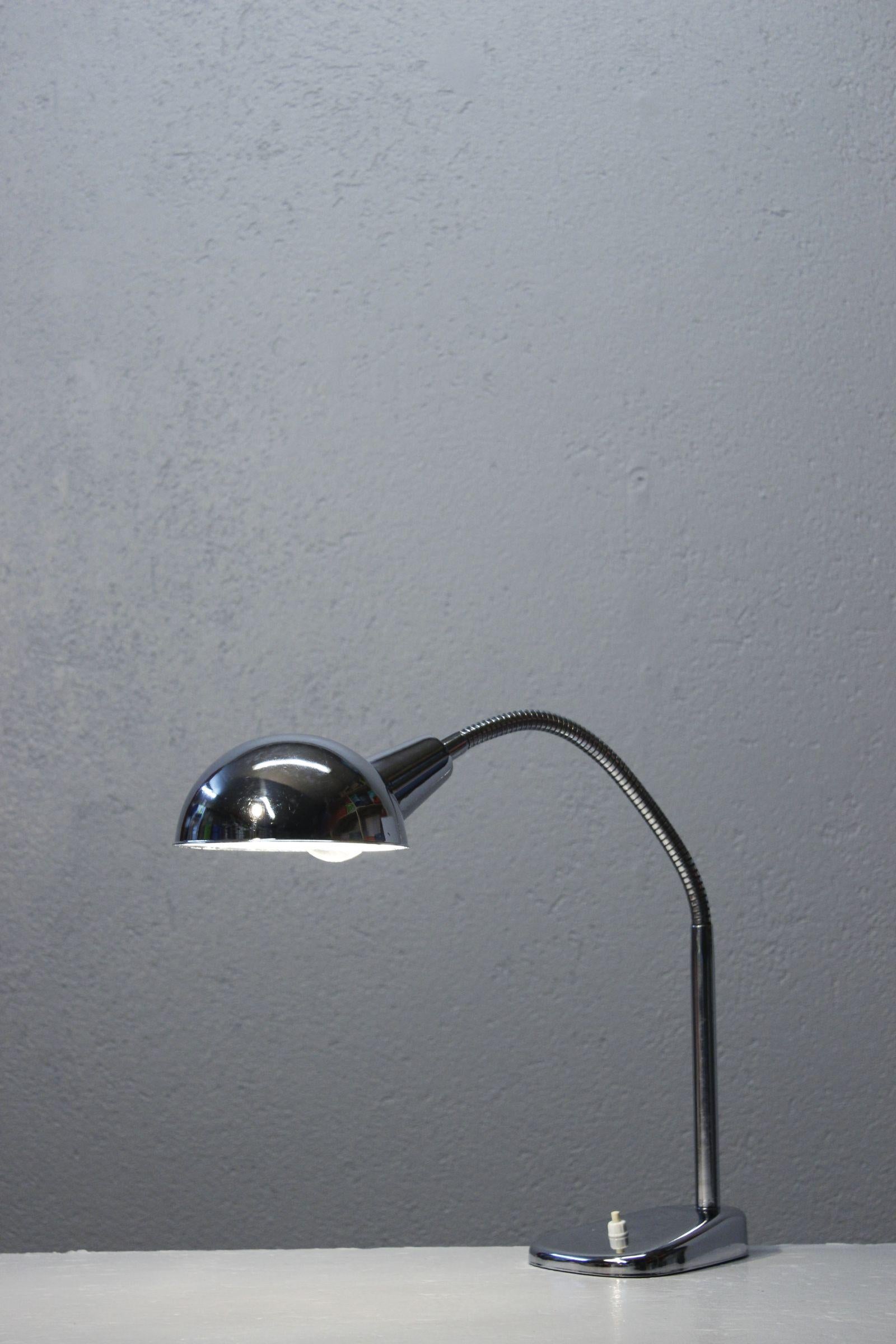 Bellissima lampada da tavolo Jumo del 1950 circa in acciaio cromato, braccio flessibile e interruttore su base ponderata.


In ottime condizioni e funzionante


Altezza massima: 53 cm / Diametro del riflettore: 15 cm / Peso: 1,95 kg