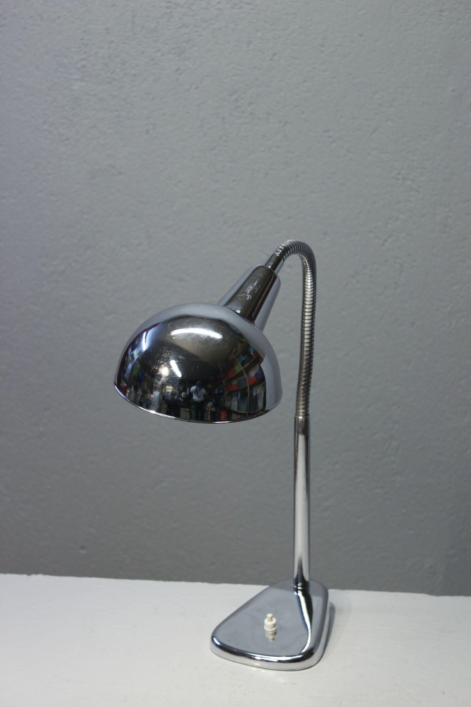 Mid-Century moderno Lampada da tavolo industriale Jumo in cromo, Francia, anni '50 in vendita