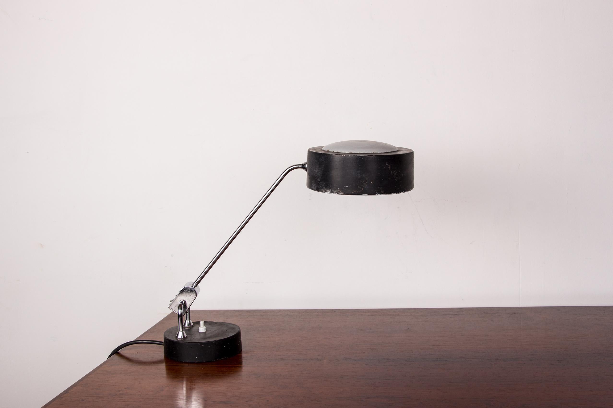 Jumo-Schreibtischlampe Modell 700, beweglicher Arm + verstellbarer Reflektor von C.Perriand. (Mitte des 20. Jahrhunderts) im Angebot