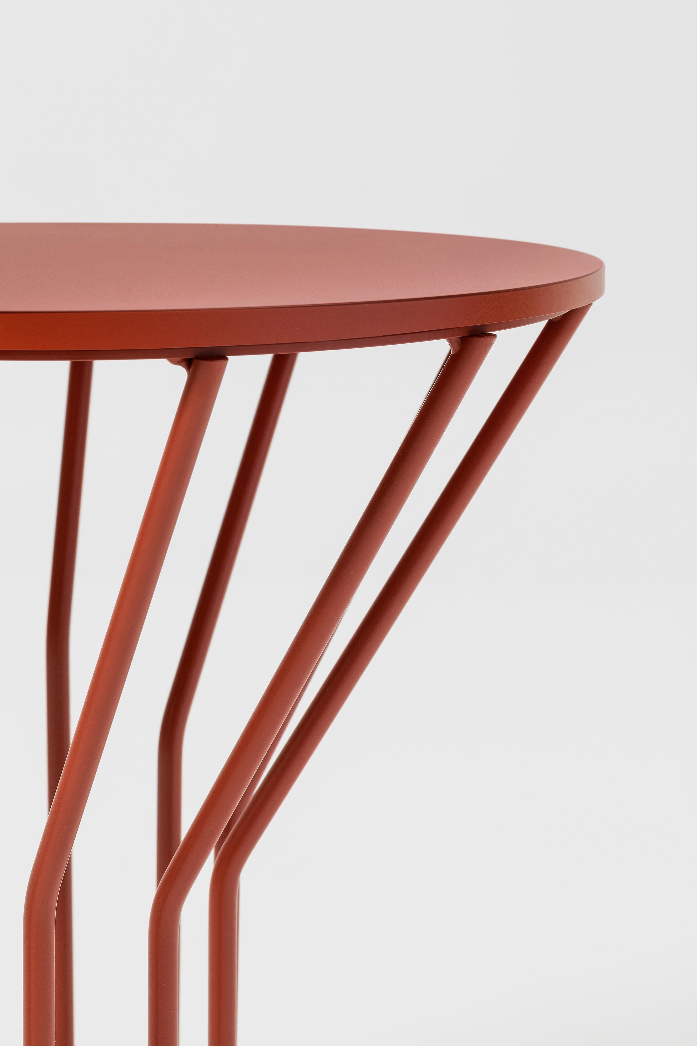 A JUMP collection of coffee tables with an original coloured metal base: equidistant spokes either extend straight up from the circular base or bend and open outwards, creating a distinctive design and movement. Oval or round tops can be made of