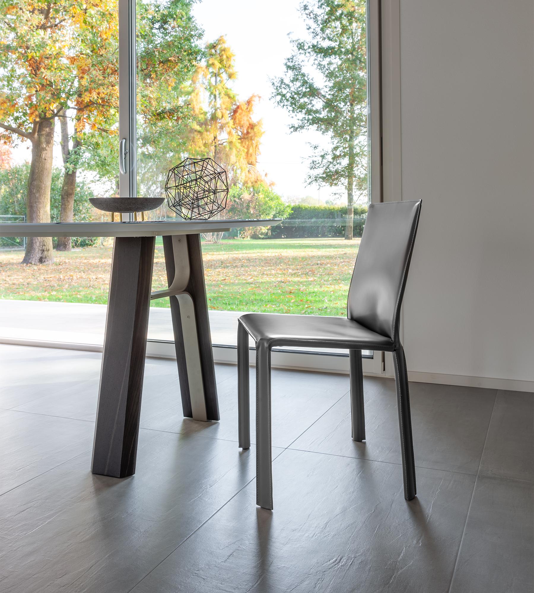 Jumpsuite Chaise en cuir anthracite par Morica Design
Dimensions : D 47 x L 52 x H 80 cm.
MATERIAL : Cuir anthracite, métal.

Disponible en cuir Anthracite, Cognac ou Naturel. Veuillez nous contacter.

Chaise avec structure métallique recouverte de